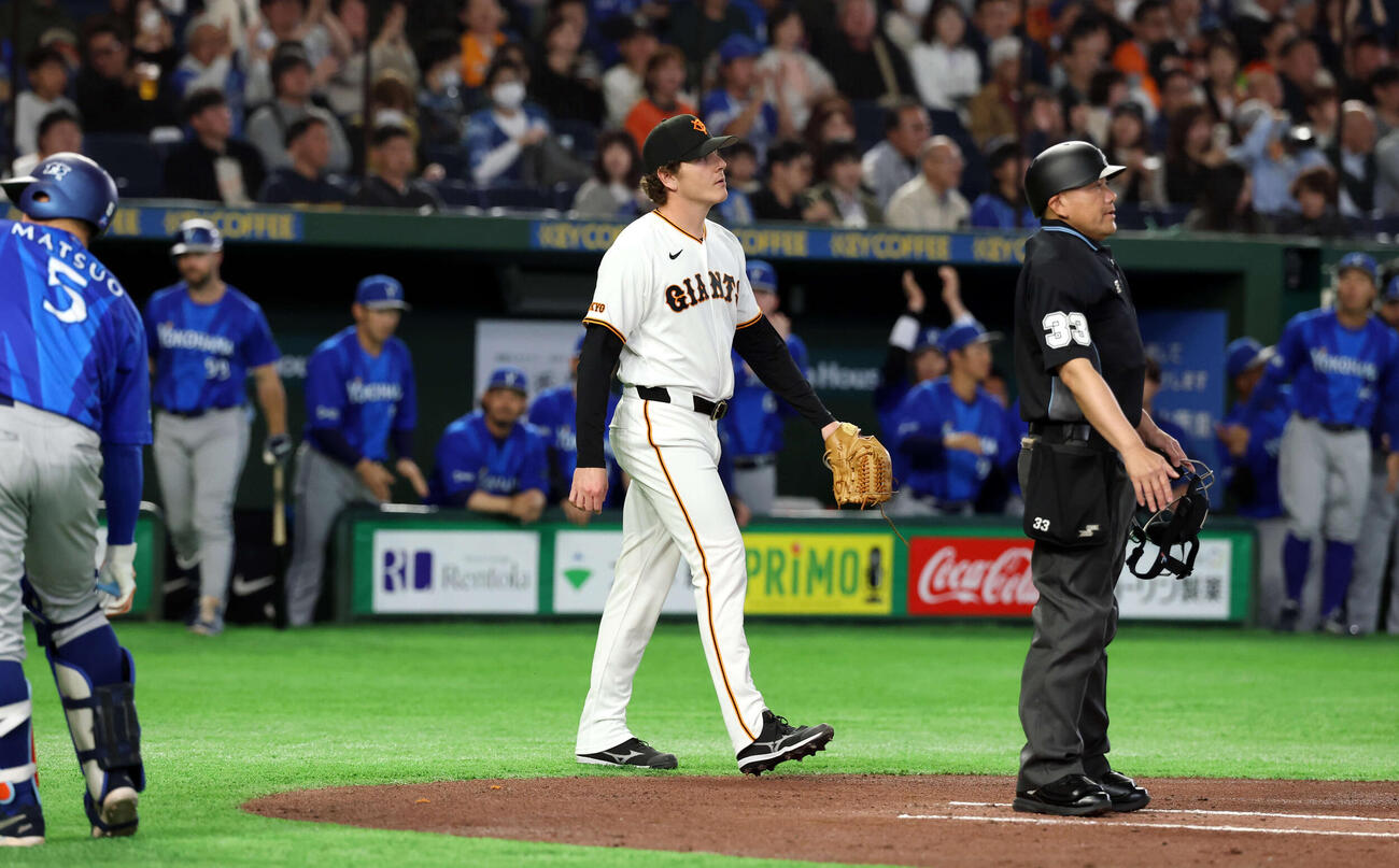 巨人対DeNA 1回表DeNA1死一、二塁、佐野に先制適時二塁打を許し、喜ぶDeNAベンチを背にマウンドに戻るハワード（撮影・浅見桂子）