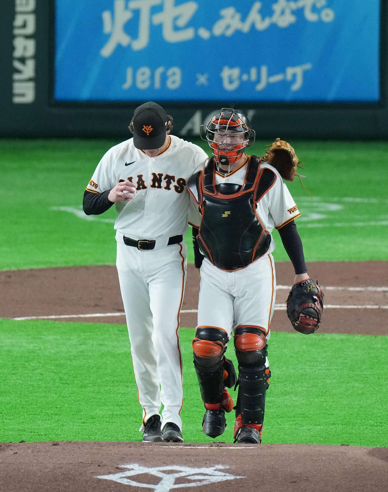 巨人対DeNA 1回表DeNA1死満塁、満塁のピンチに話をする岸田（右）とハワード（撮影・増田悦実）