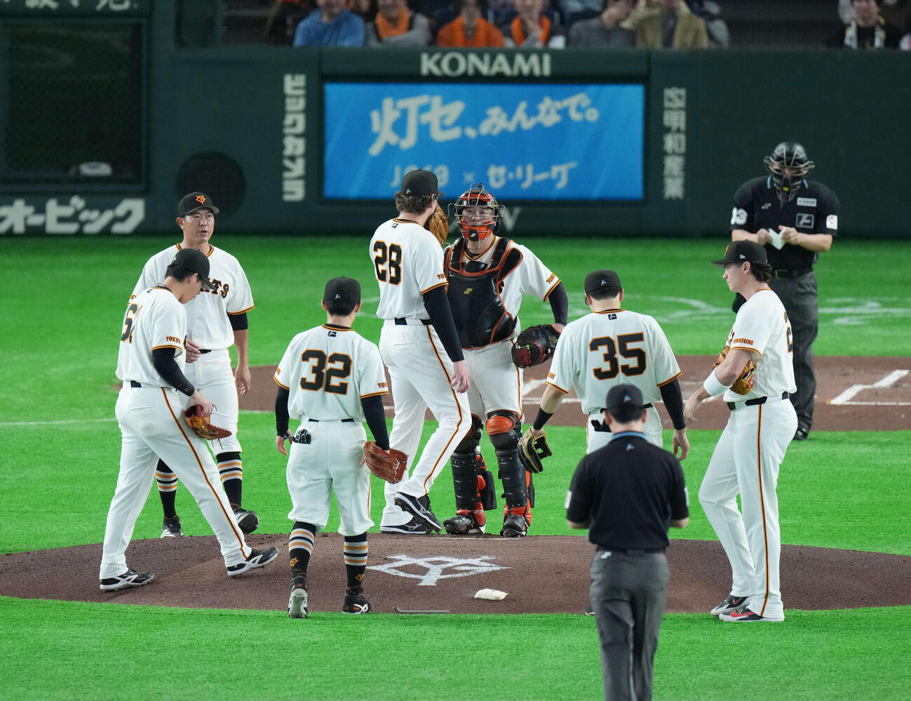 巨人対DeNA 1回表DeNA1死満塁、満塁のピンチにマウンドに集まる巨人ナイン（撮影・増田悦実）