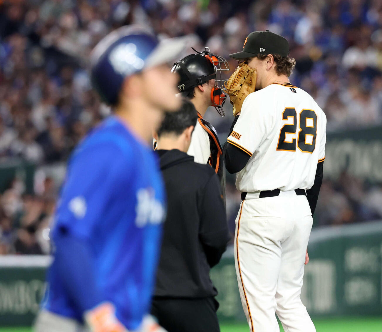 巨人対DeNA 1回表DeNA1死二、三塁、松尾（手前）に四球を与え、マウンドで岸田と話すハワード（右）（撮影・浅見桂子）