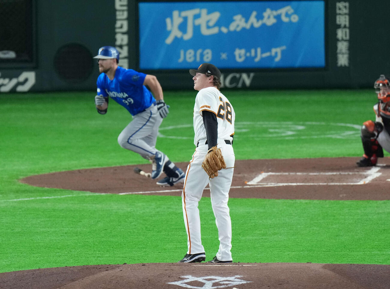 巨人対DeNA 1回表DeNA1死満塁、ヒュンメルに適時二塁打を浴びるハワード（撮影・増田悦実）