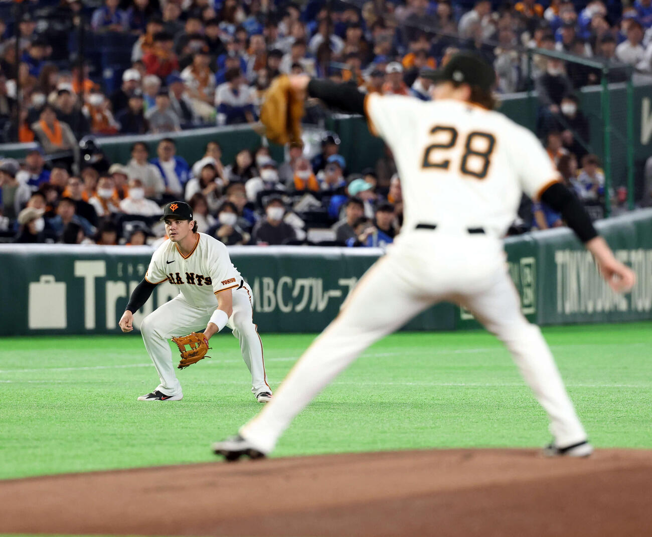 巨人対DeNA　先発三塁に入った巨人ダルベック（奥）。投手ハワード（撮影・浅見桂子）