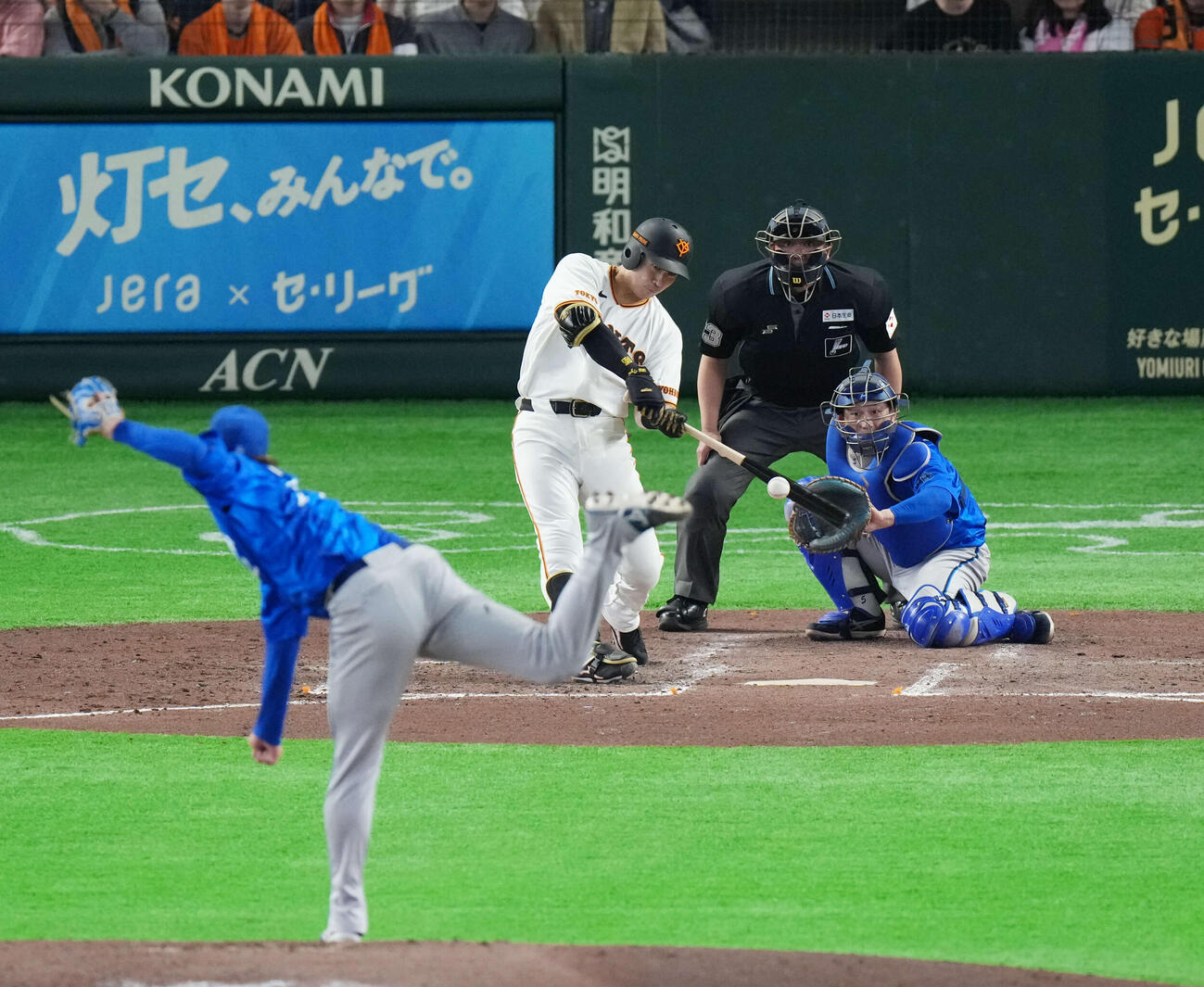 巨人対DeNA 3回裏巨人1死二塁、2点本塁打を放つ泉口。投手は入江（撮影・増田悦実）