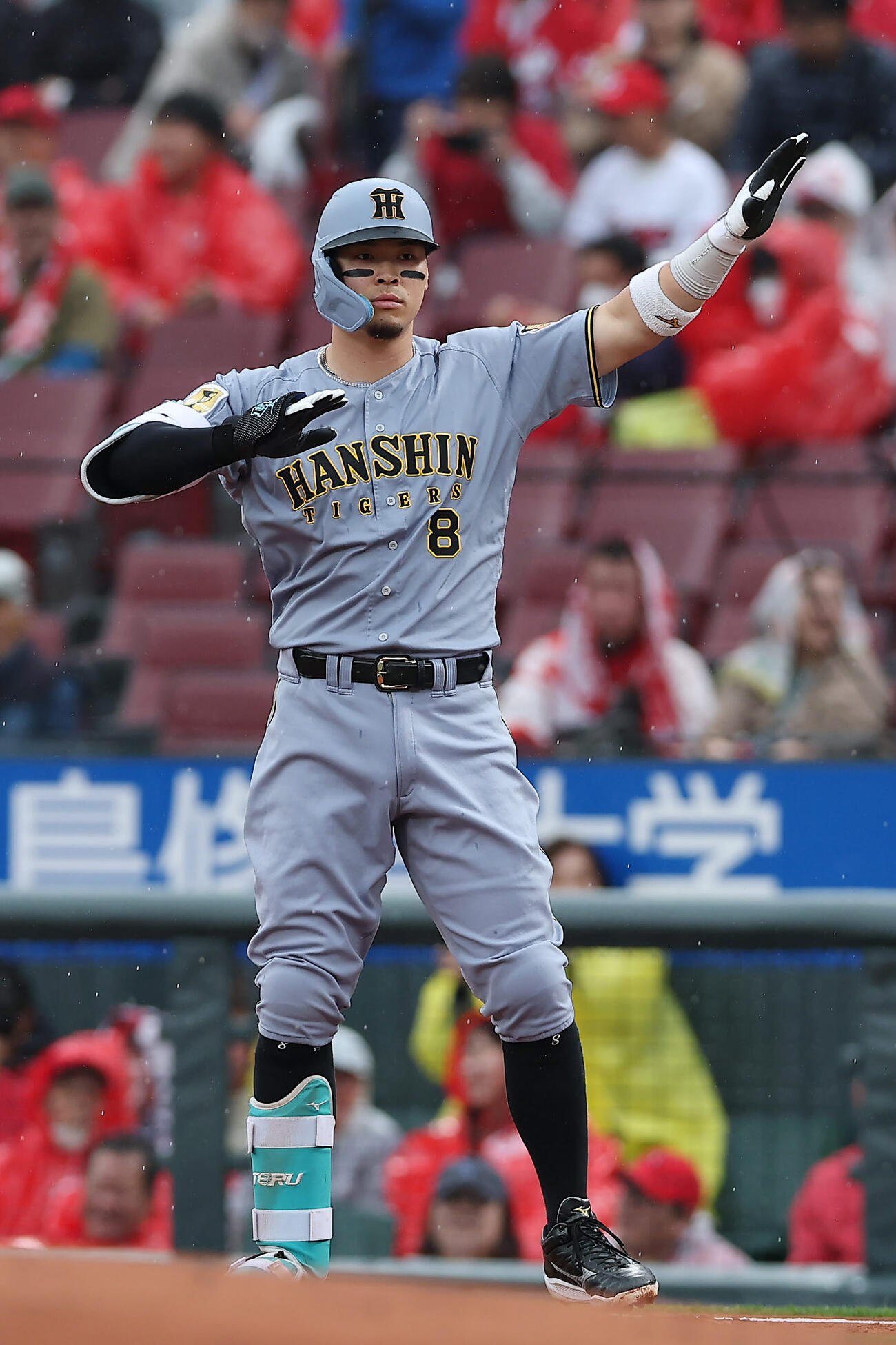 広島対阪神　1回表阪神2死二塁、先制の中前適時打を放ちポーズをとる佐藤（撮影・前田充）