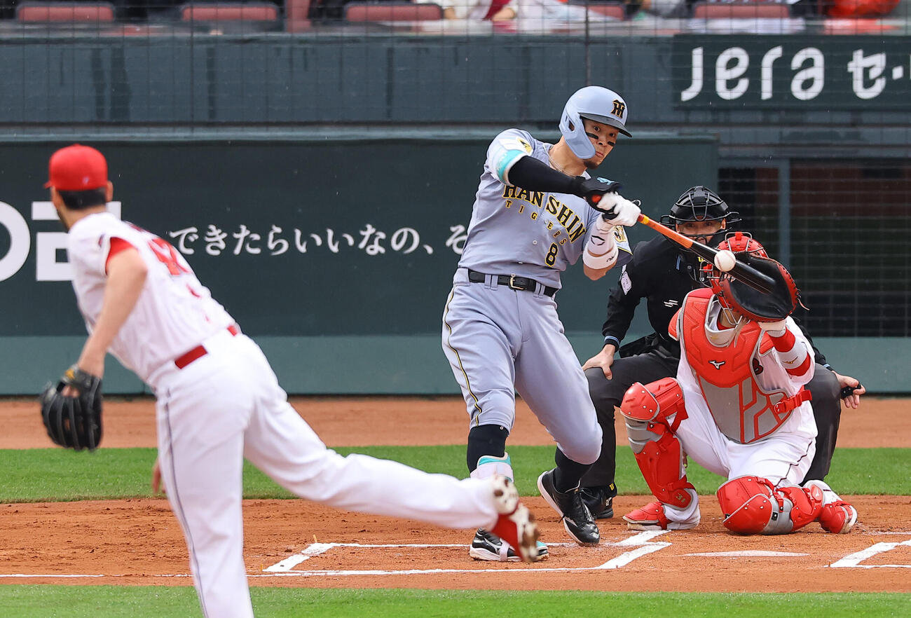 広島対阪神　1回表阪神2死三塁、佐藤は適時打を放つ（撮影・上田博志）