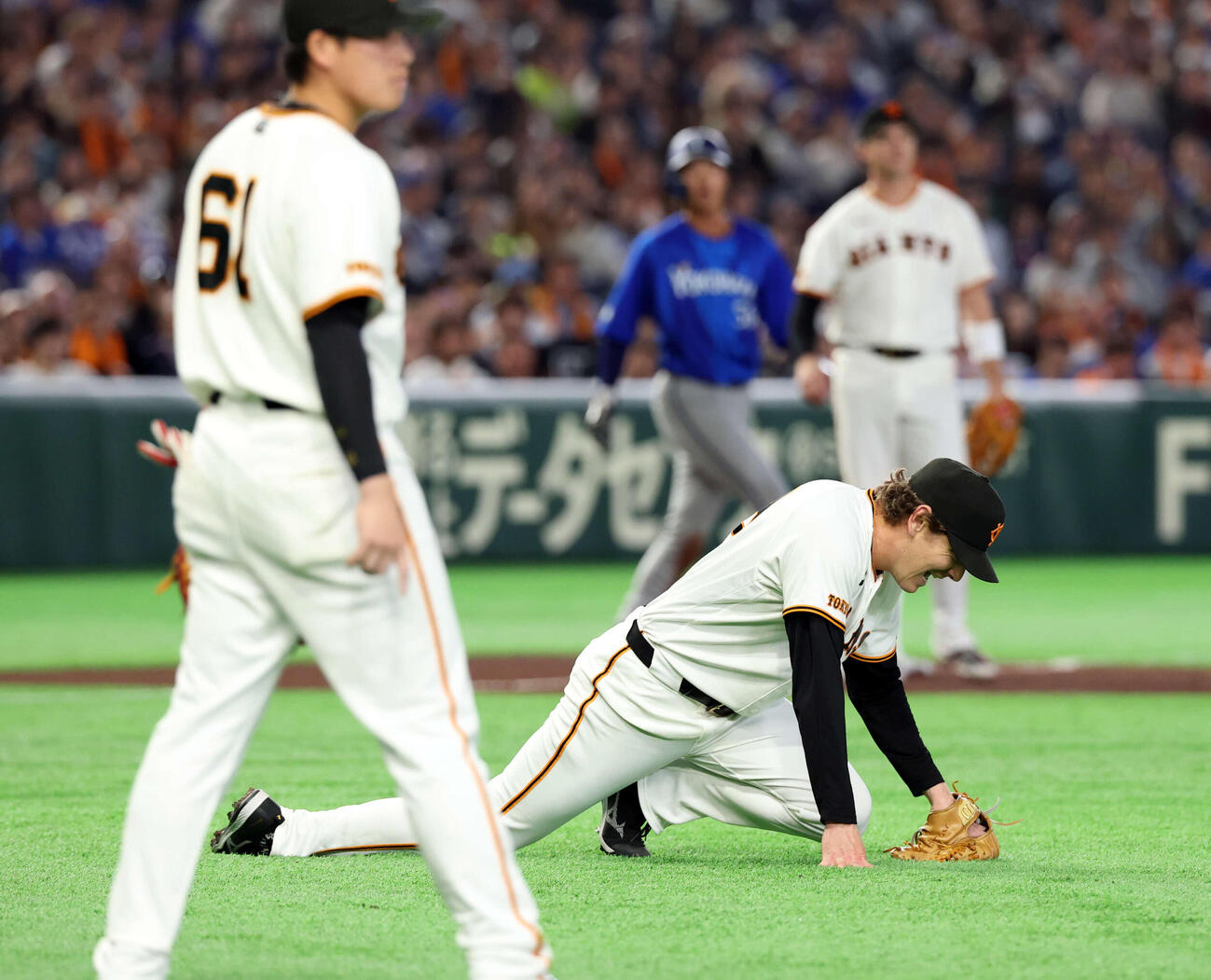巨人対DeNA 4回表DeNA無死一、二塁、入江の送りバントを捕球送球時、足を痛めるハワード（中央）（撮影・浅見桂子）