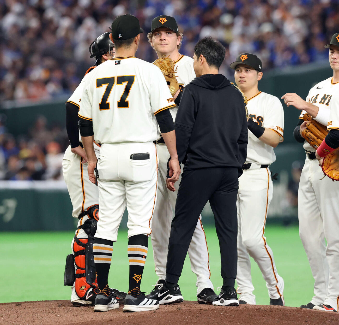 巨人対DeNA 1回表DeNA1死二、三塁、松尾に四球を与え、マウンドで内海コーチ（手前）から指示を受けるハワード（中央）（撮影・浅見桂子）