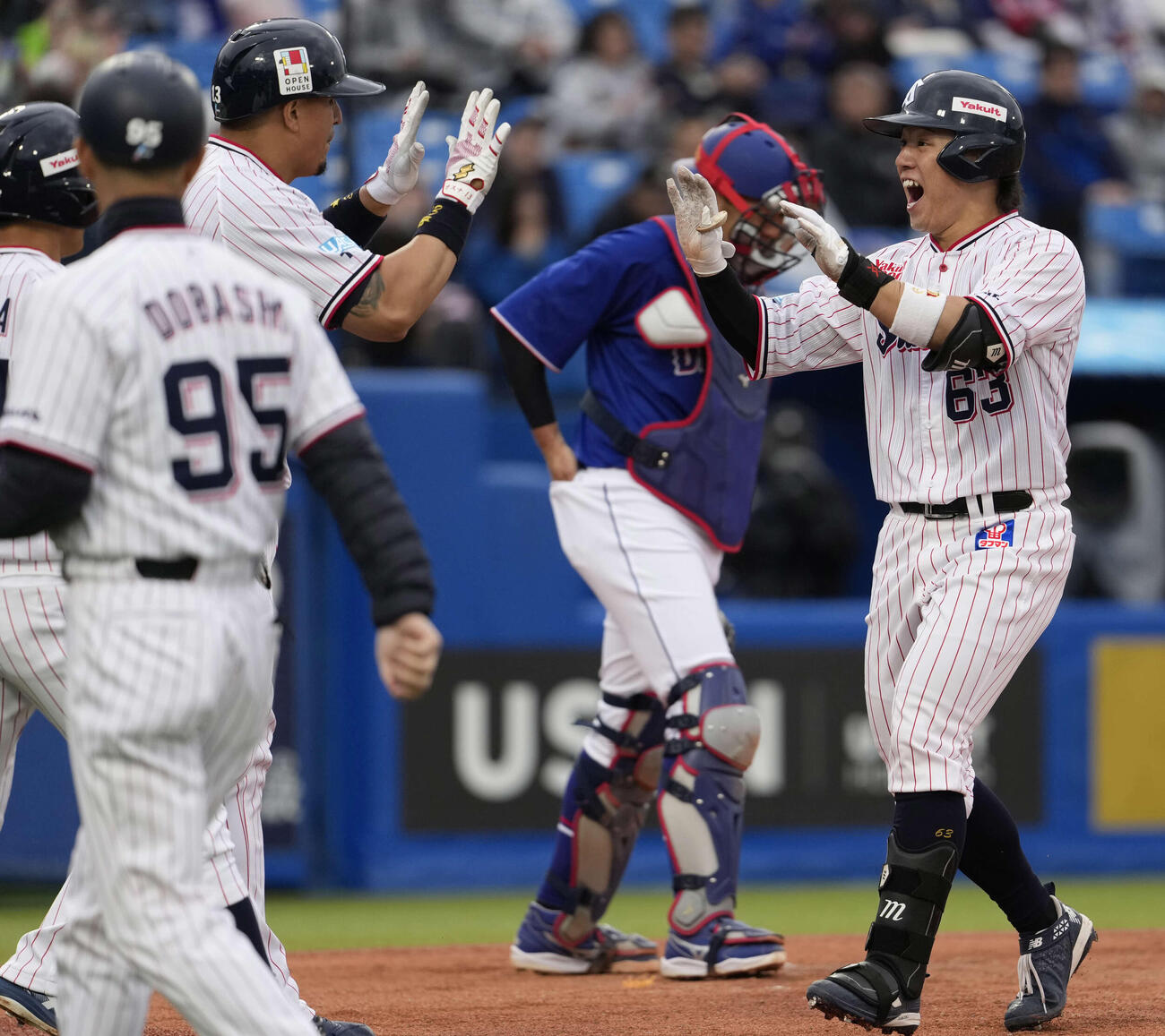 ヤクルト対中日　3回裏ヤクルト無死一、二塁、3点本塁打を放ち喜ぶ増田（右）（撮影・小島史椰）