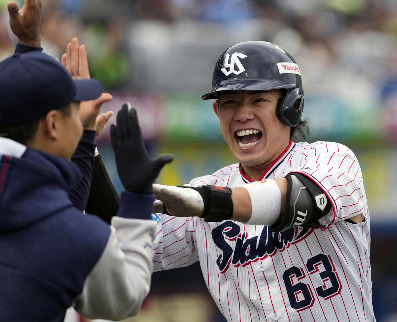 ヤクルト対中日　3回裏ヤクルト無死一、二塁、3点本塁打を放ちナインから祝福される増田（撮影・小島史椰）