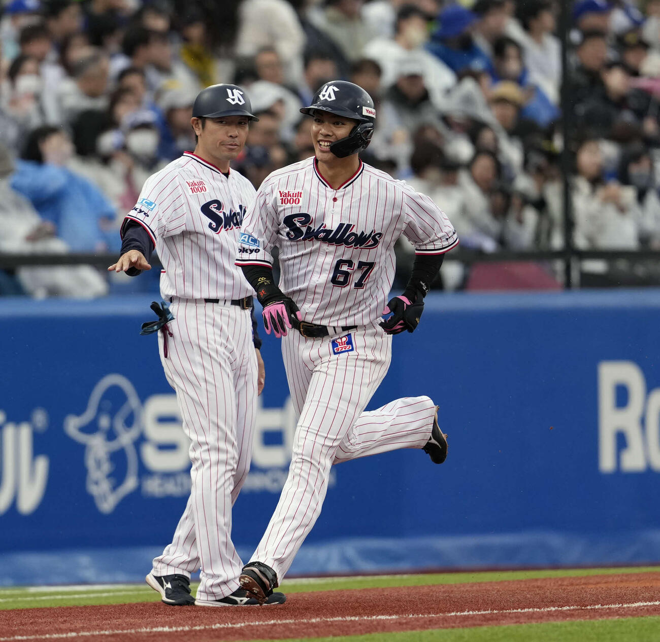 ヤクルト対中日　2回裏ヤクルト1死、ソロ本塁打を放つ伊藤（右）（撮影・小島史椰）