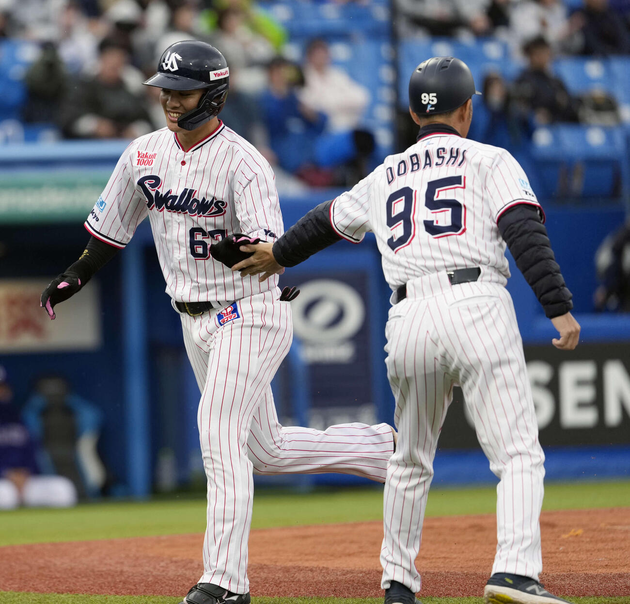 ヤクルト対中日　2回裏ヤクルト1死、ソロ本塁打を放ち笑顔を見せる伊藤（左）（撮影・小島史椰）