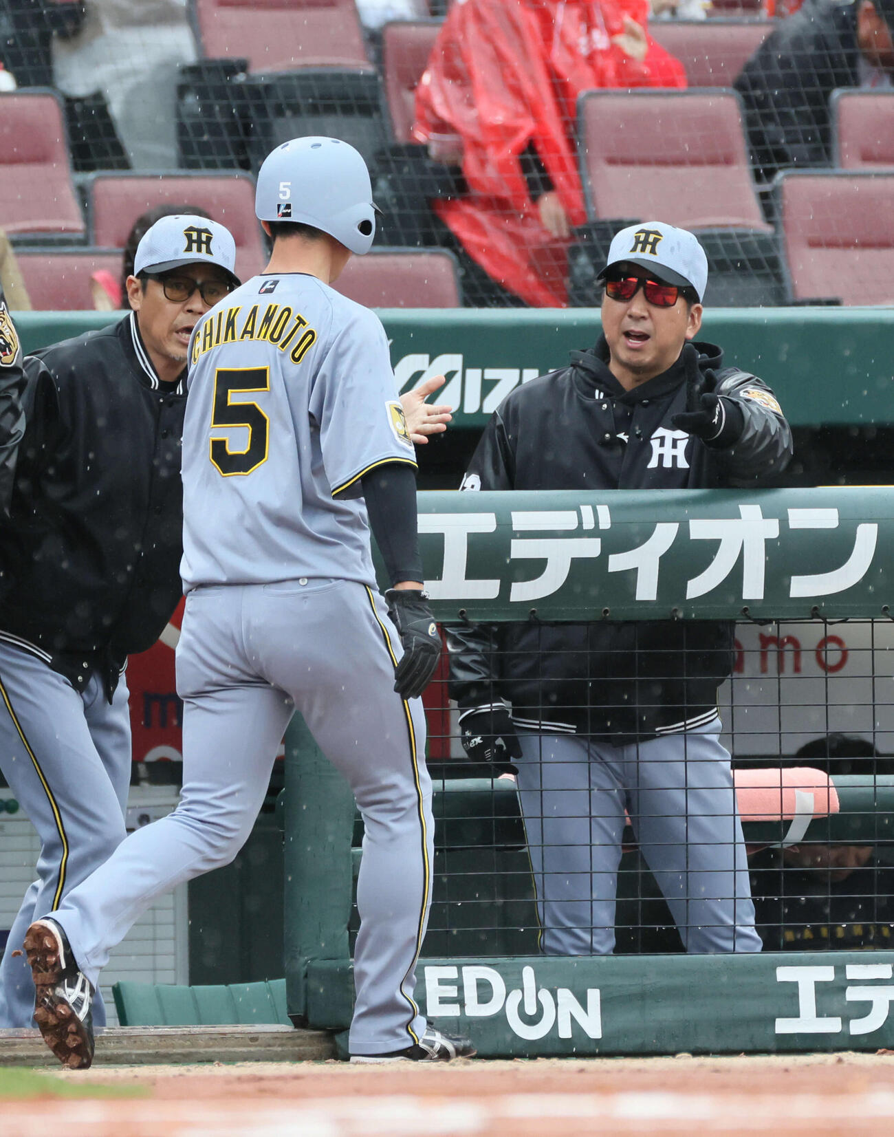 広島対阪神　1回表阪神2死二塁、佐藤輝の先制中前適時打で生還した近本を迎える藤川監督（撮影・加藤孝規）