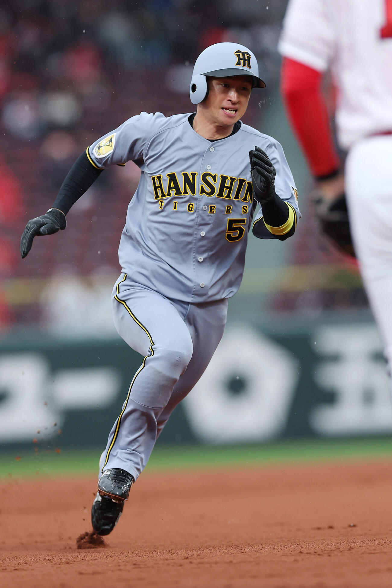 広島対阪神　1回表阪神2死二塁、佐藤の適時打で本塁へ向かう近本（撮影・前田充）