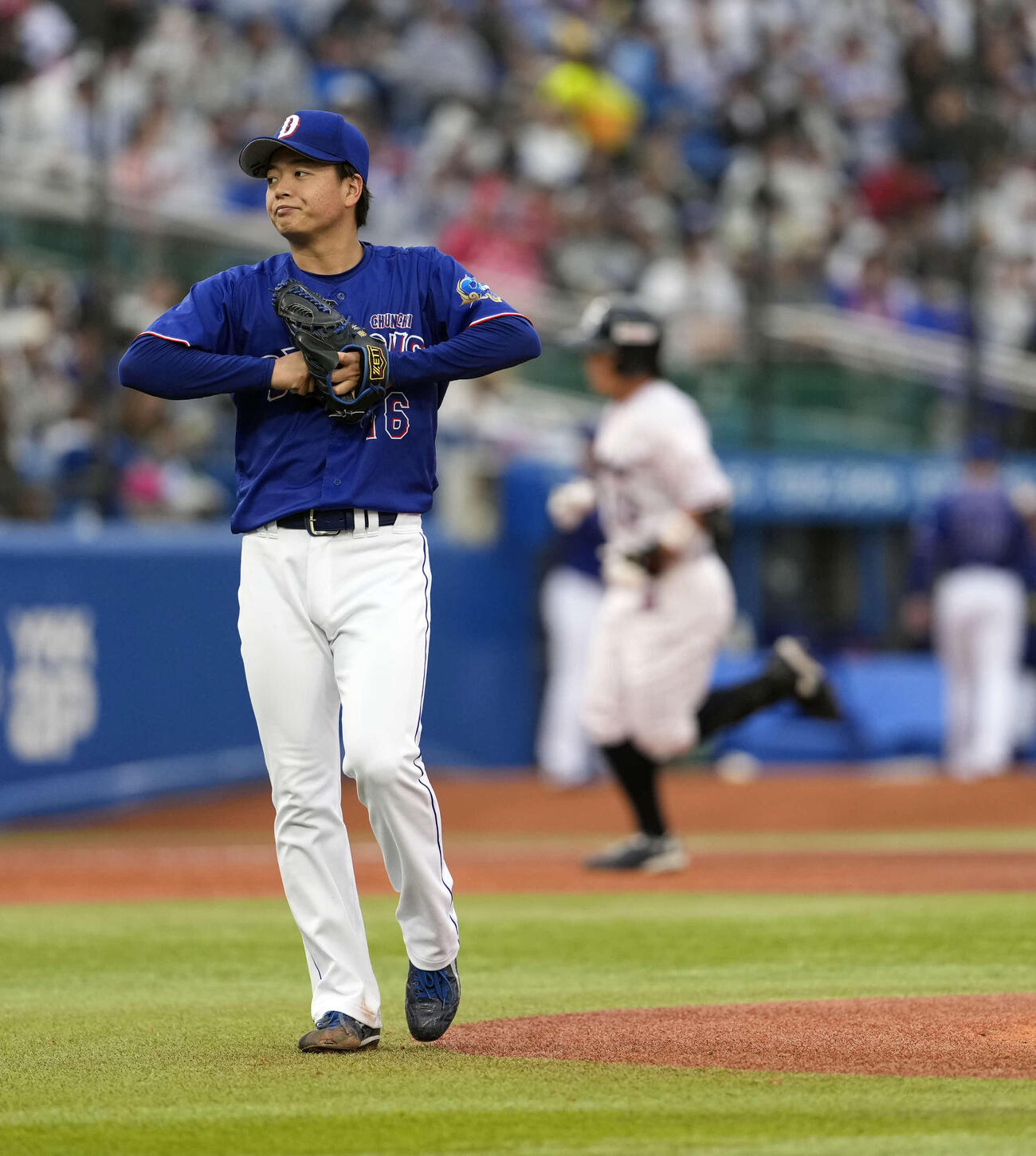 ヤクルト対中日　3回裏ヤクルト無死一、二塁、増田から3点本塁打を浴びる桜井（撮影・小島史椰）