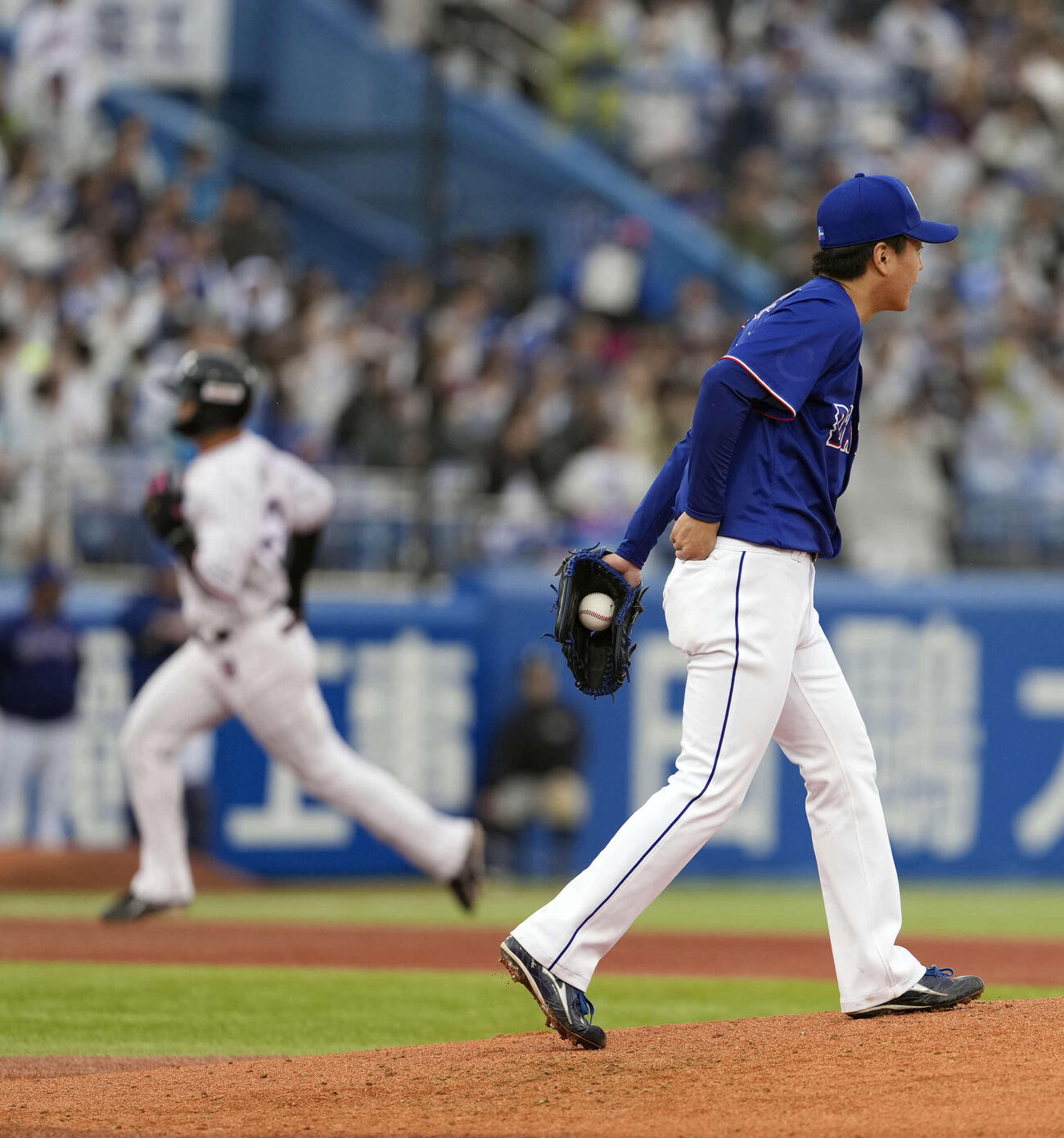 ヤクルト対中日　2回裏ヤクルト1死、伊藤からソロ本塁打を浴びる桜井（撮影・小島史椰）