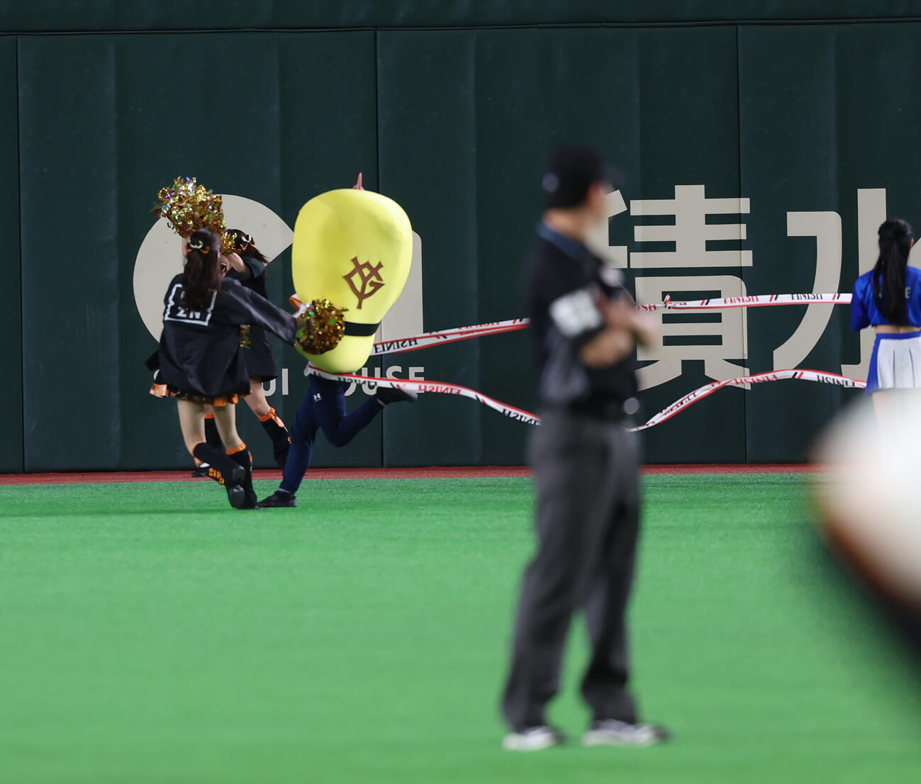 巨人対DeNA　すしレースで圧勝する卵たまご（撮影・水谷安孝）