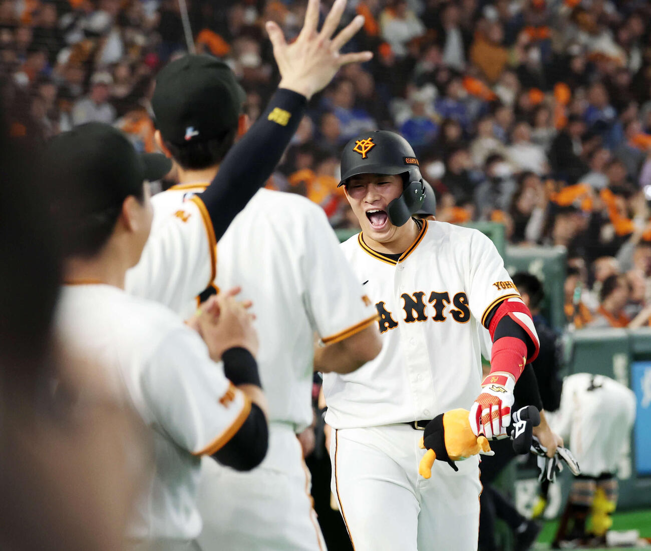 巨人対DeNA 4回裏巨人無死一塁、増田陸は同点2点本塁打を放ちナインとハイタッチ（撮影・浅見桂子）