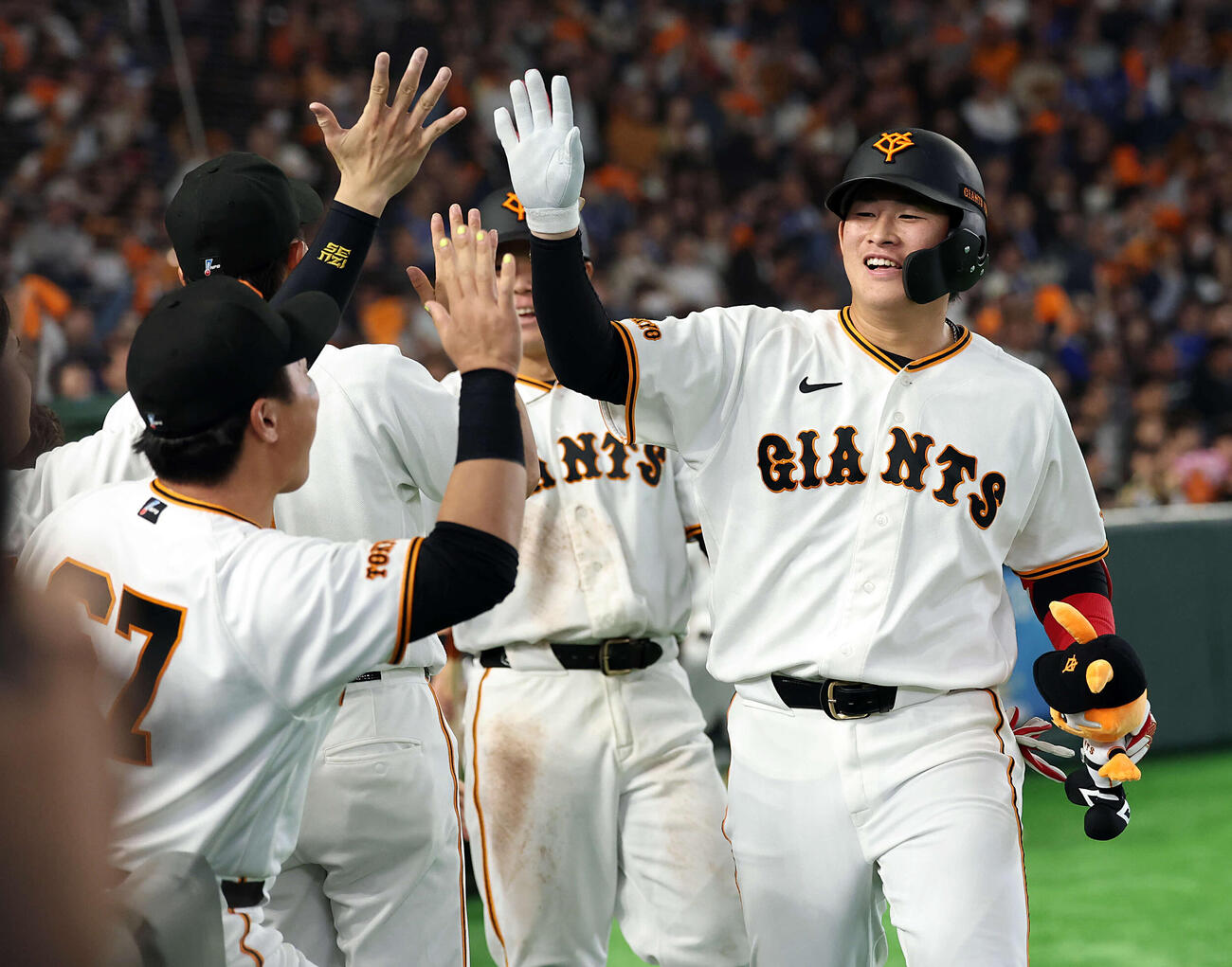 巨人対DeNA 4回裏巨人無死一塁、増田陸は同点2点本塁打を放ちナインとハイタッチ（撮影・浅見桂子）