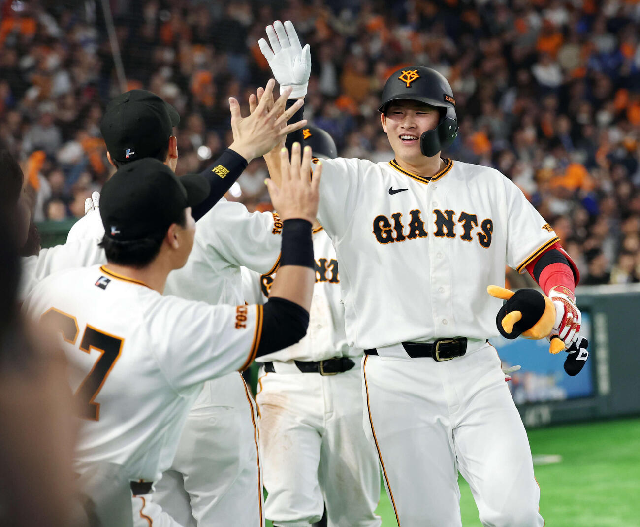 巨人対DeNA 4回裏巨人無死一塁、増田陸は同点2点本塁打を放ちナインとハイタッチ（撮影・浅見桂子）
