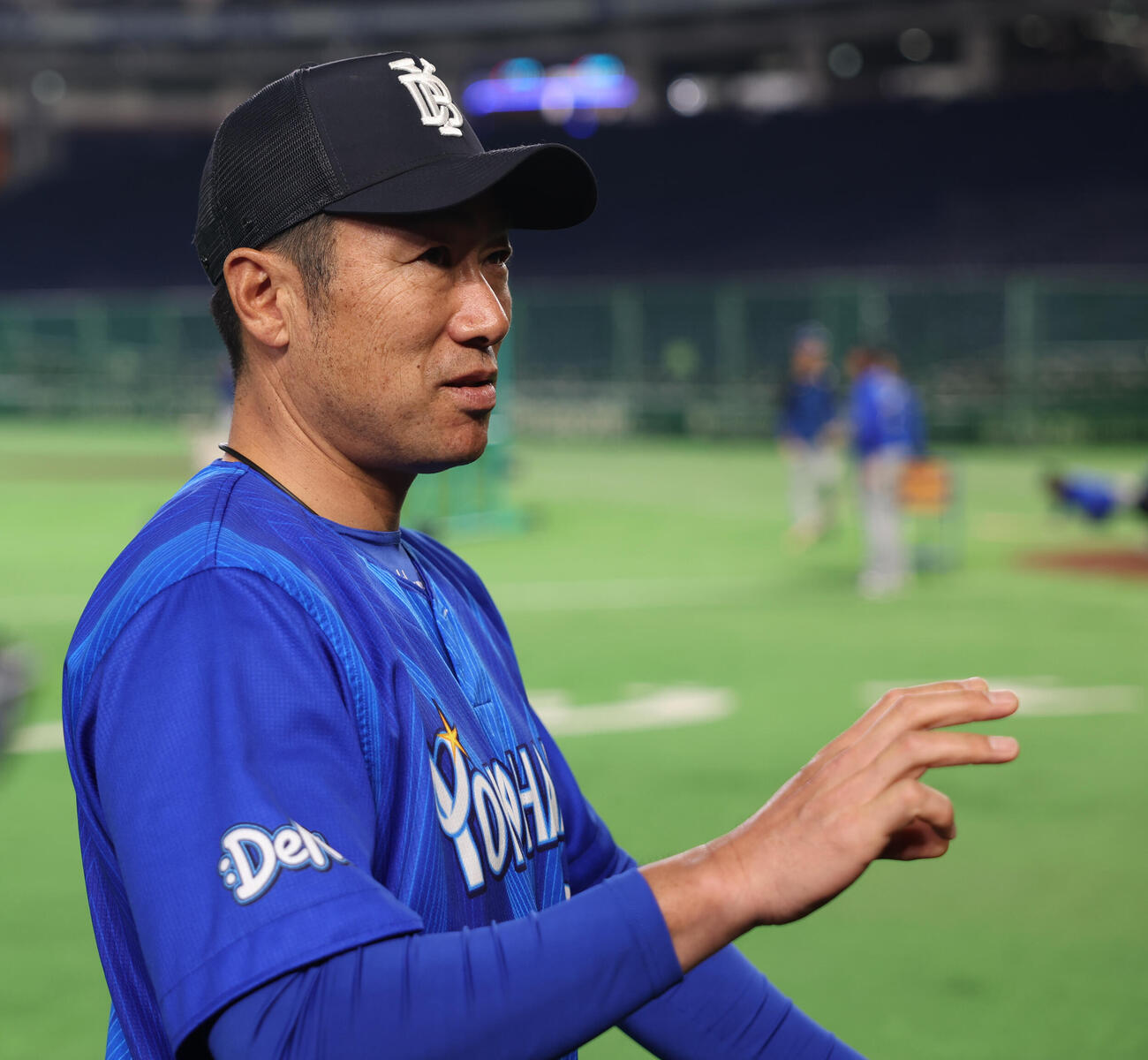 巨人対DeNA　試合前に取材を受けるDeNA相川監督（撮影・水谷安孝）＝2026年4月4日