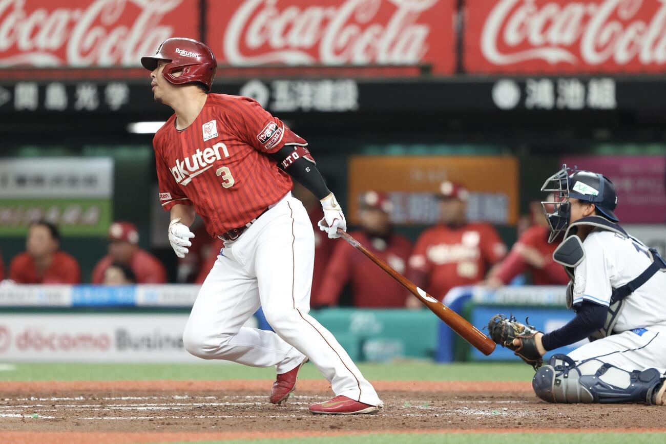 西武対楽天　8回表楽天1死、右前打を放つ浅村（撮影・河田真司）