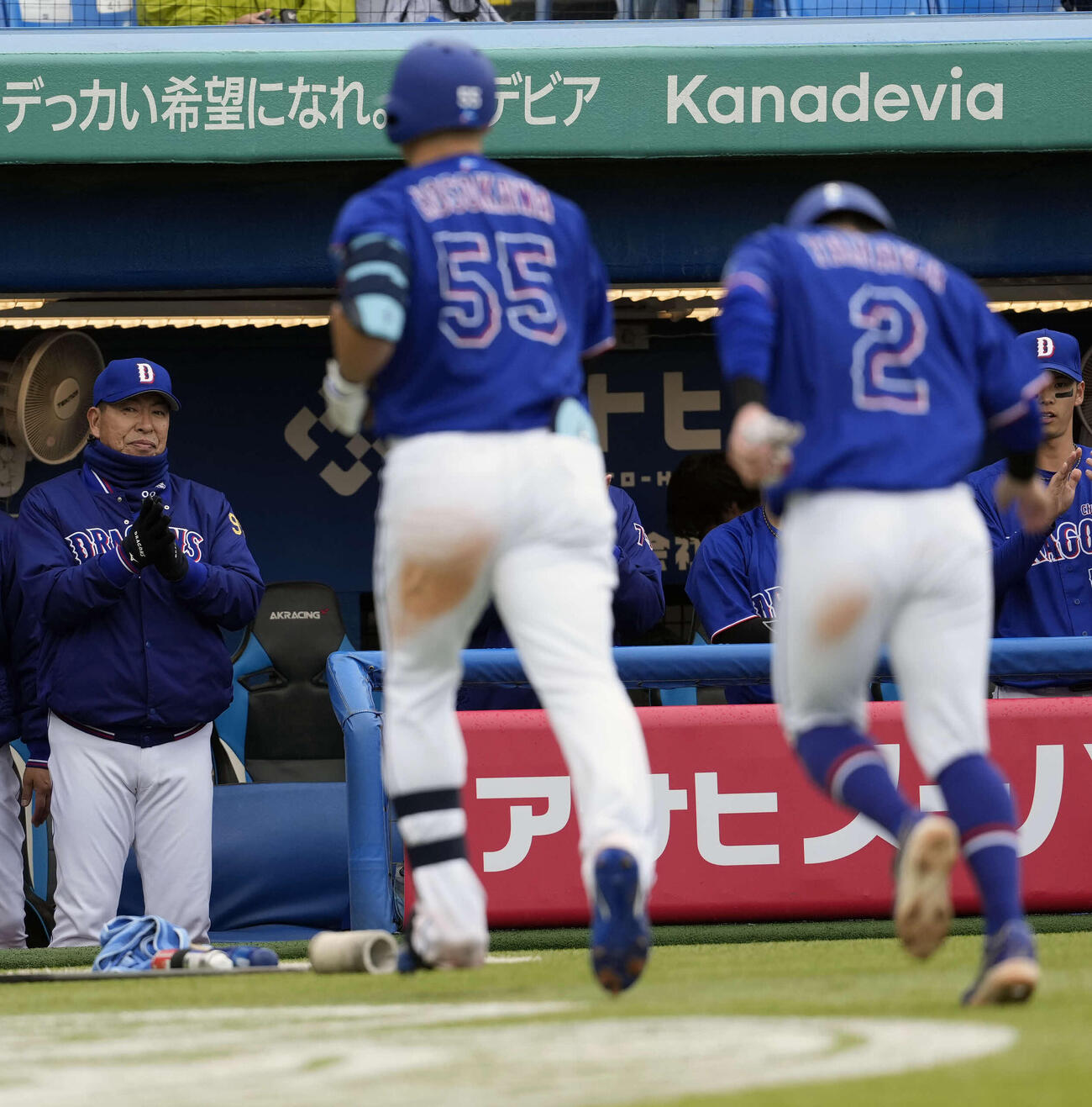 ヤクルト対中日　5表中日2死二塁、細川が2点本塁打を放ち拍手する井上監督（左）（撮影・小島史椰）