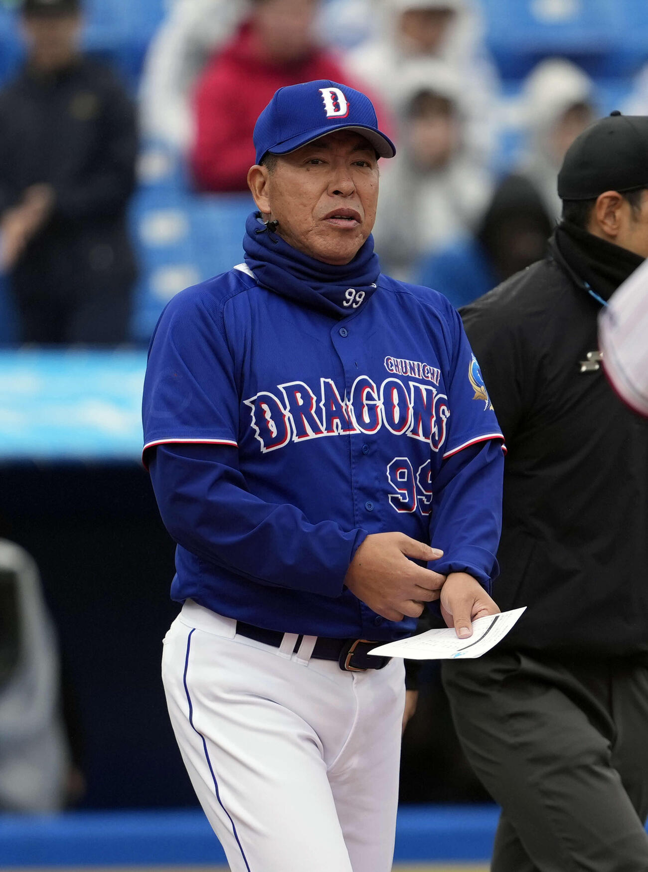 ヤクルト対中日　メンバー表交換に向かう中日井上監督（撮影・小島史椰）