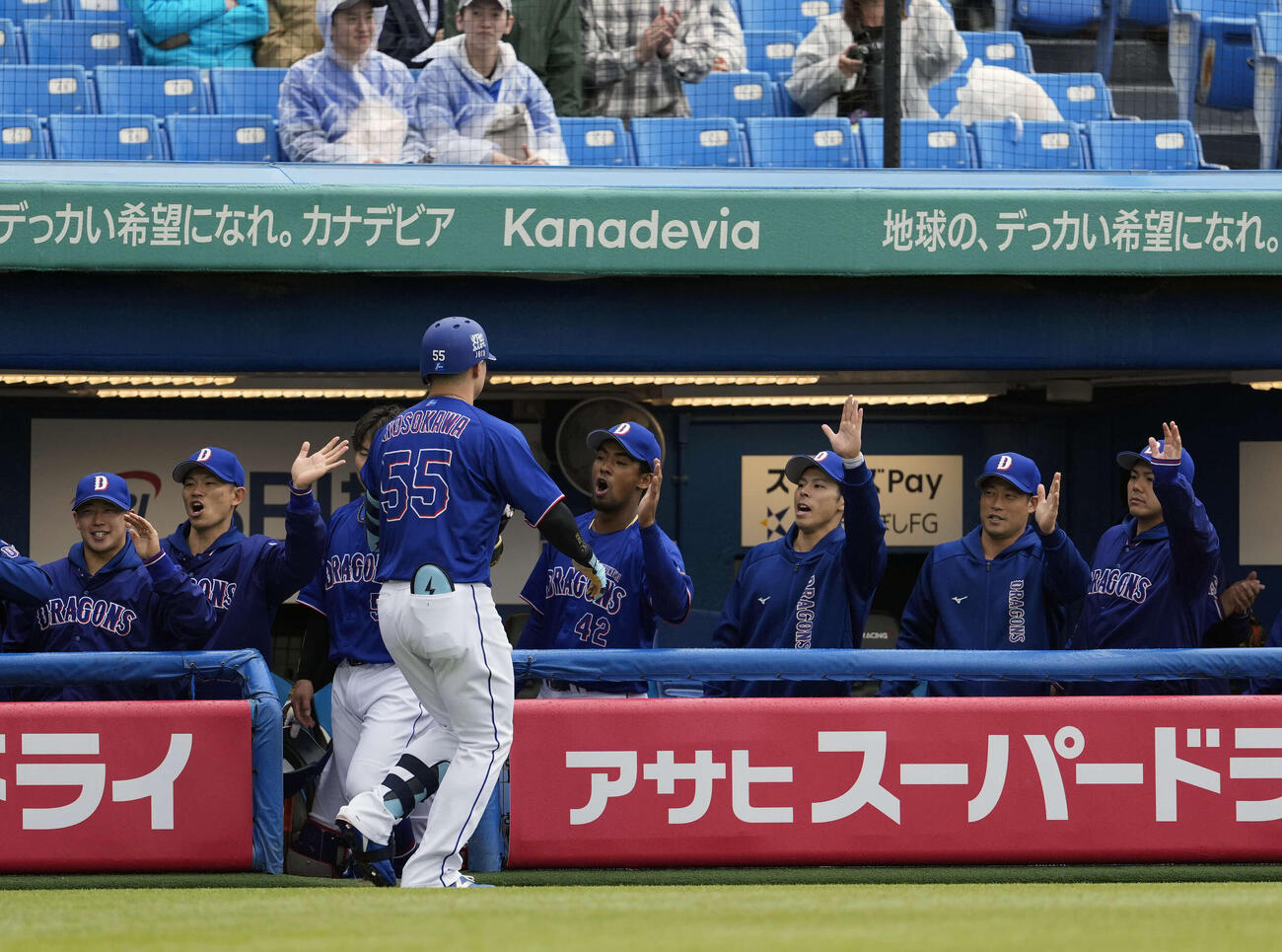 ヤクルト対中日　1回表中日1死一、三塁、先制右犠飛を放ちナインから祝福される細川（撮影・小島史椰）