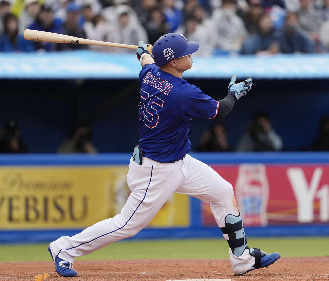 ヤクルト対中日　5回表中日2死二塁、2点本塁打を放つ細川（撮影・小島史椰）