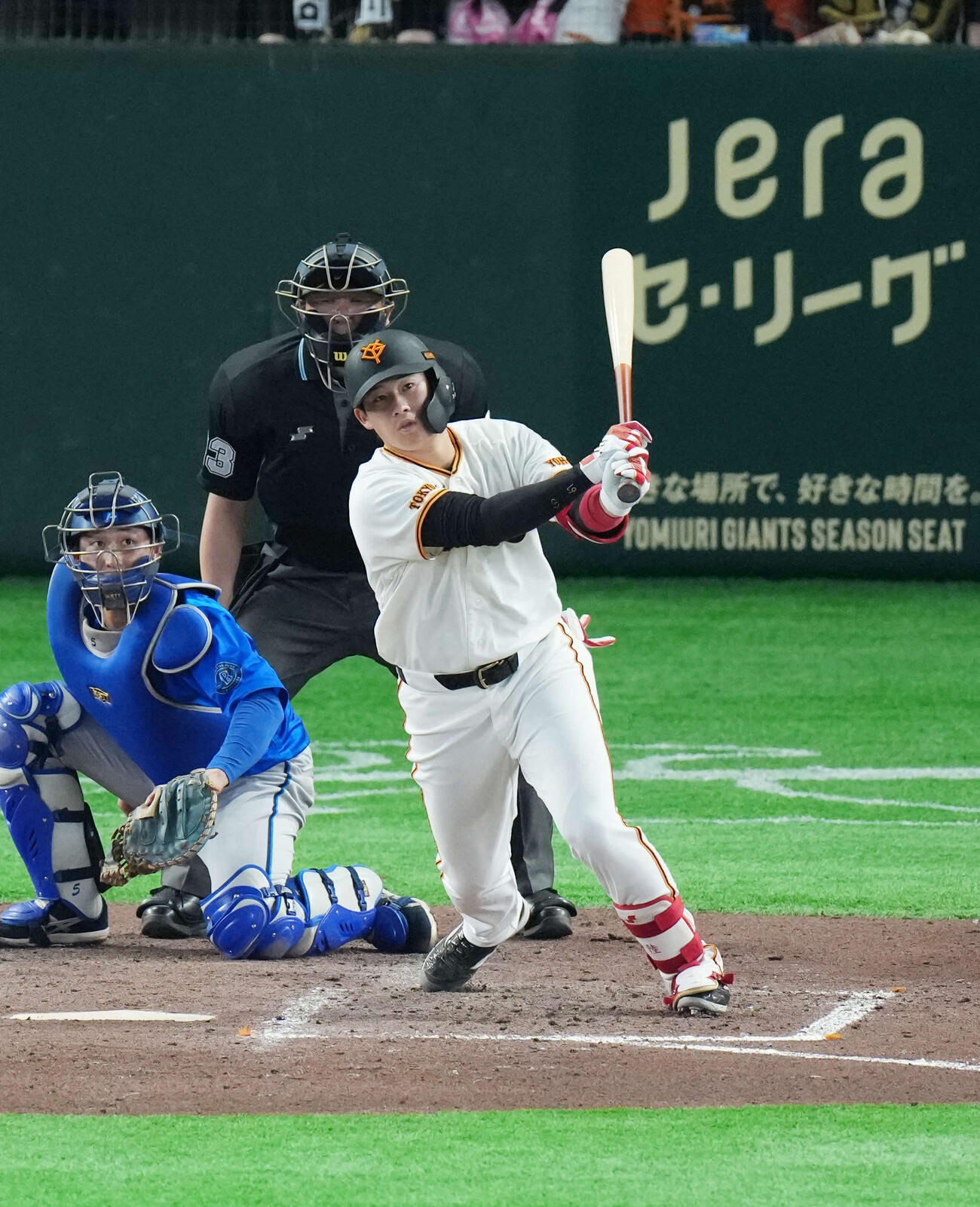 巨人対DeNA 4回裏巨人無死一塁、2点本塁打を放つ増田陸。投手は入江（撮影・増田悦実）