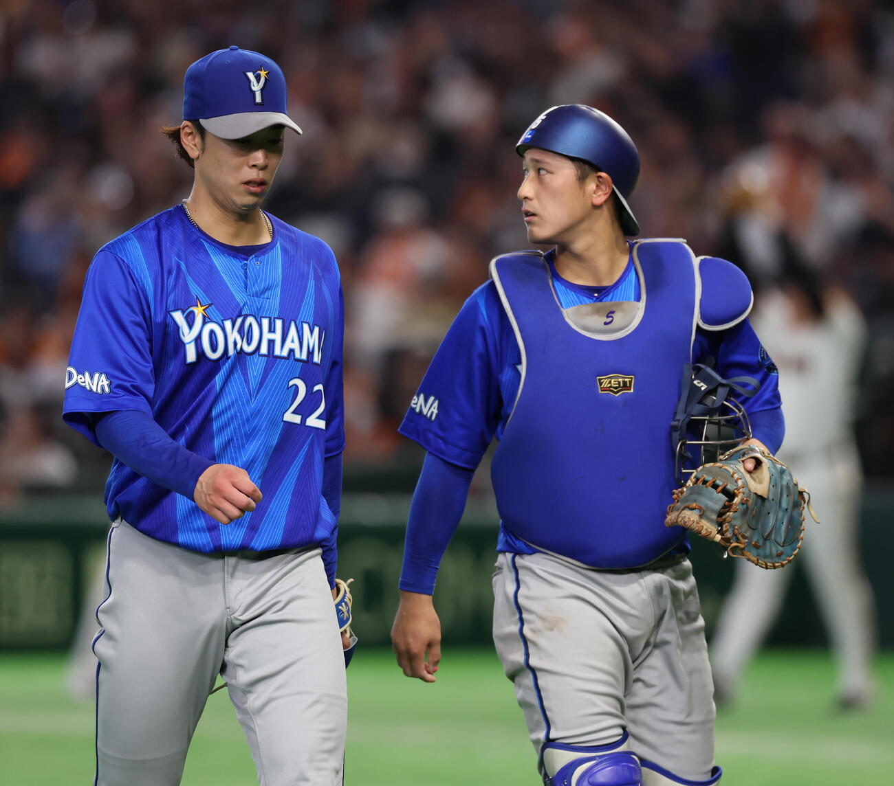 巨人対DeNA 3回裏に失点しベンチに引き揚げる入江。右は松尾（撮影・水谷安孝）