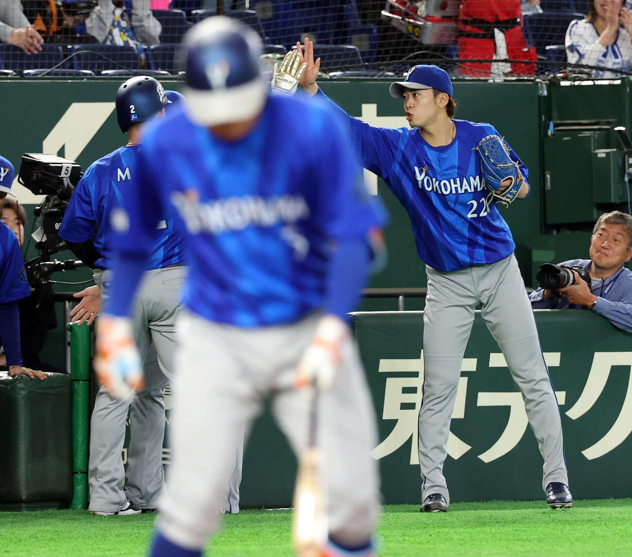 巨人対DeNA 1回表DeNA1死一、二塁、佐野の先制適時二塁打で生還した牧（左）を迎える入江（撮影・浅見桂子）
