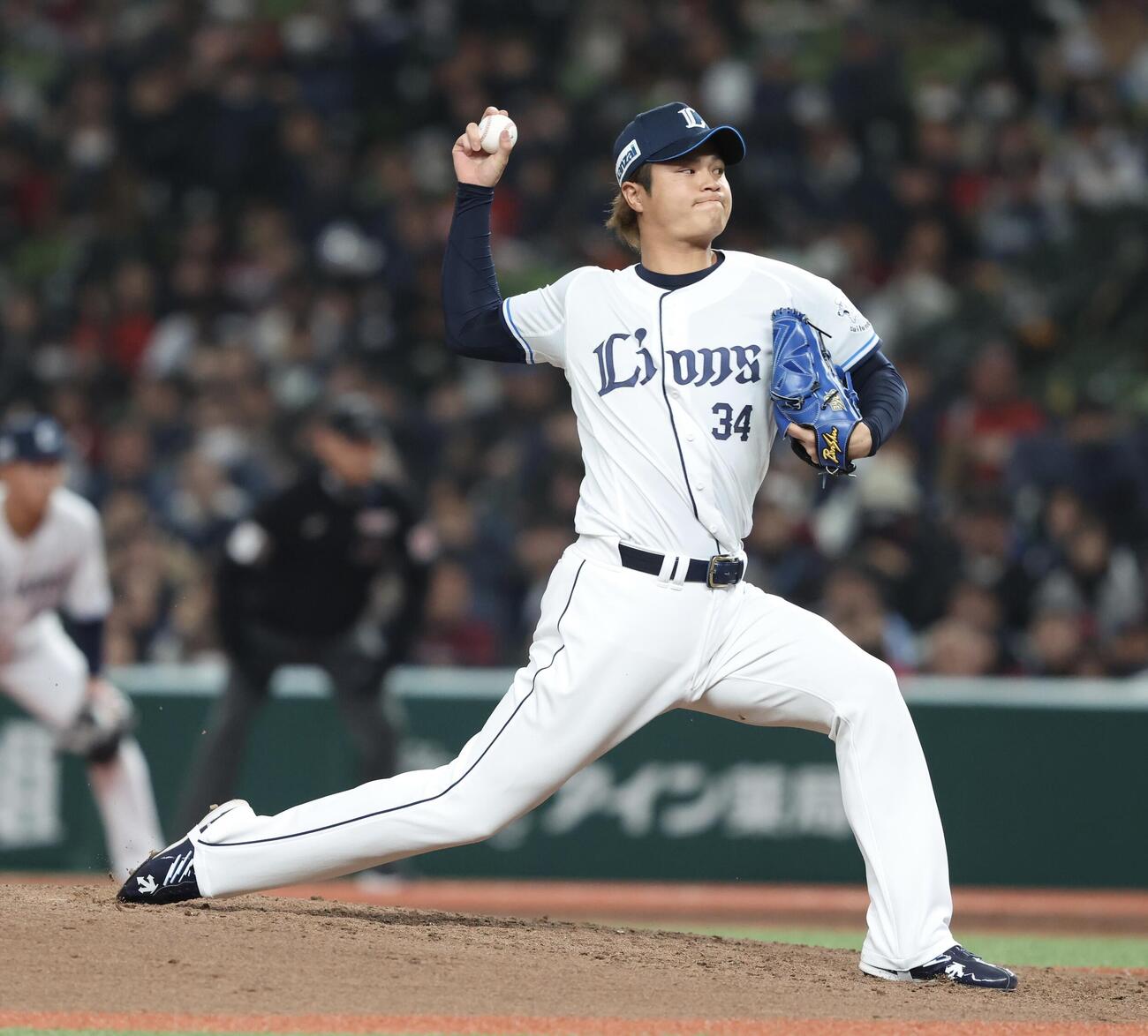 西武対楽天　8回裏、2番手で登板する甲斐野（撮影・河田真司）