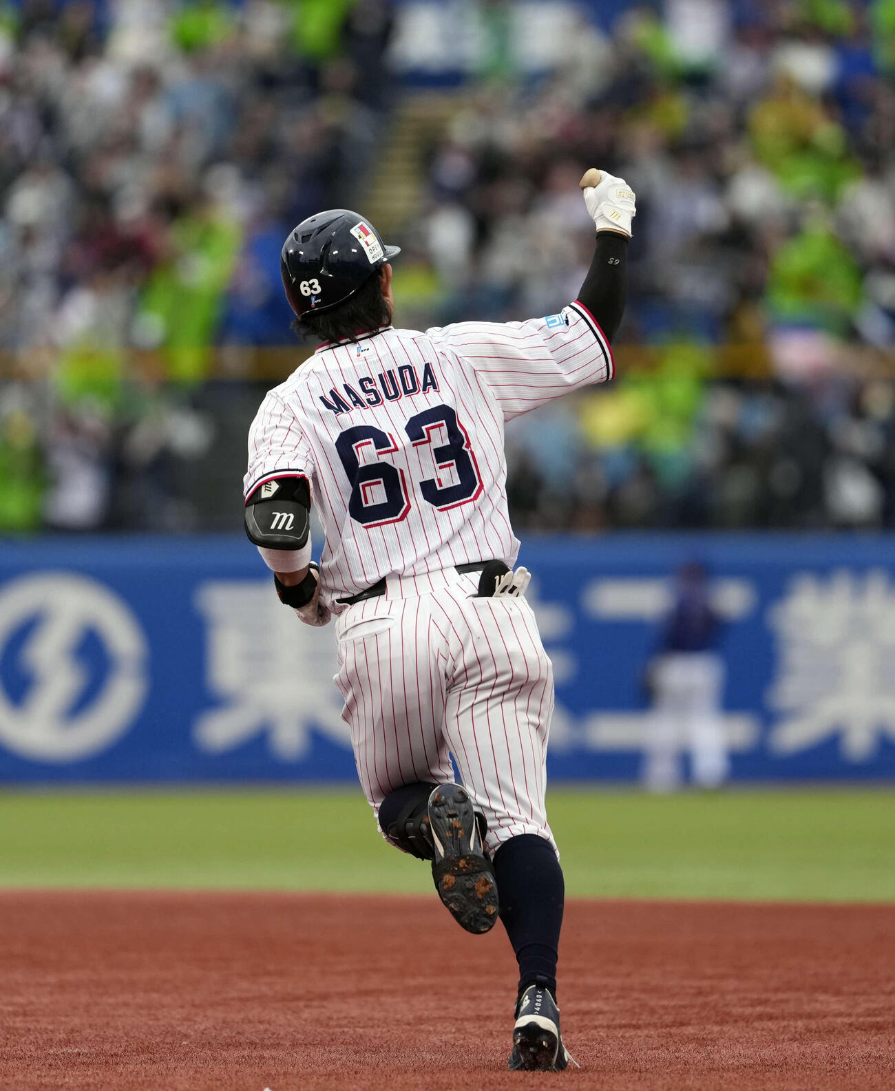 ヤクルト対中日　3回裏ヤクルト無死一、二塁、3点本塁打を放つ増田（撮影・小島史椰）