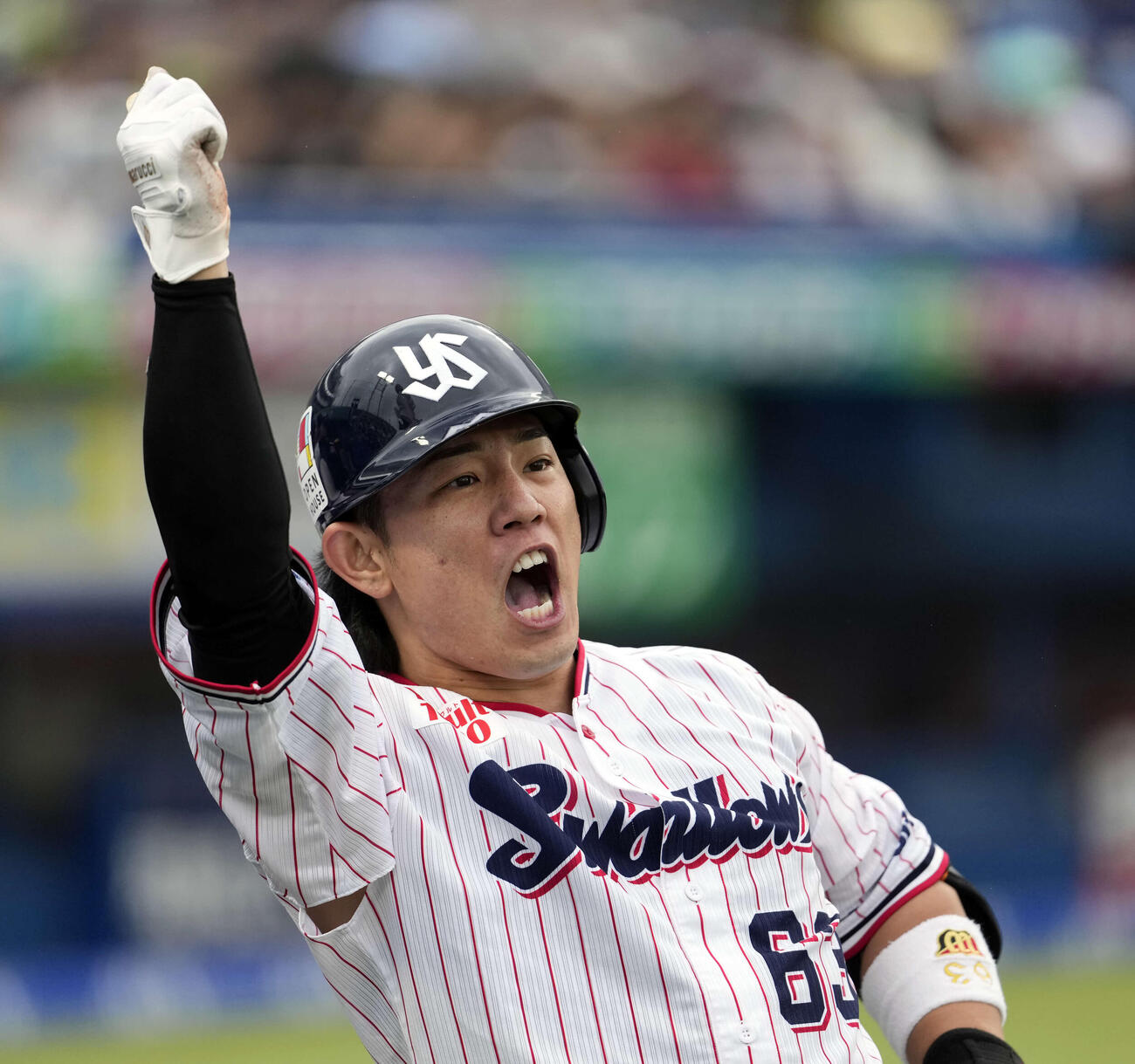 ヤクルト対中日　3回裏ヤクルト無死一、二塁、3点本塁打を放ち叫ぶ増田（撮影・小島史椰）