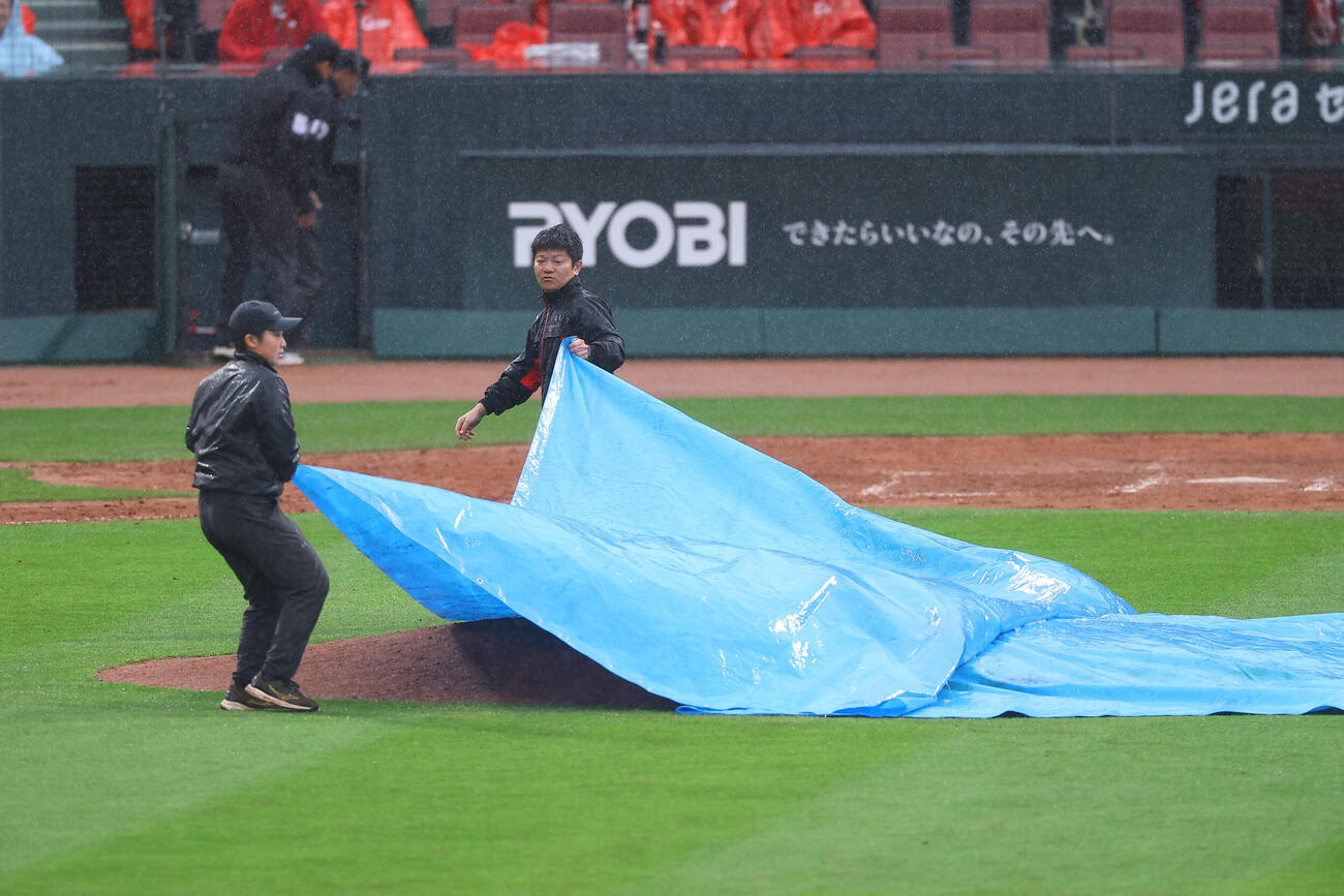 広島対阪神　5回、雨天中断となり、マウンドにはシートが被せられた（撮影・上田博志）