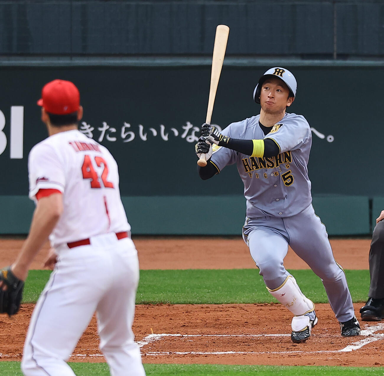 広島対阪神　2回表阪神2死二、三塁、近本光司は勝ち越し適時内野安打を放つ（撮影・上田博志）