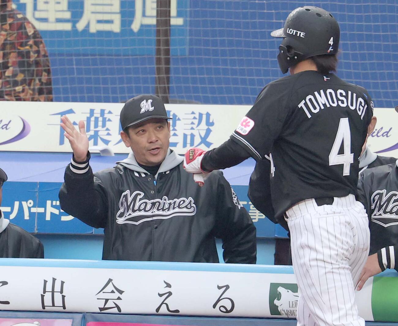 ロッテ対ソフトバンク　5回裏、生還した友杉を出迎えるサブロー監督（撮影・黒川智章）