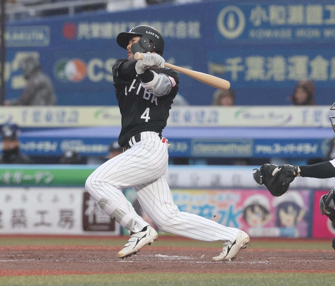ロッテ対ソフトバンク　5回裏ロッテ1死、二塁打を放つ友杉（撮影・黒川智章）