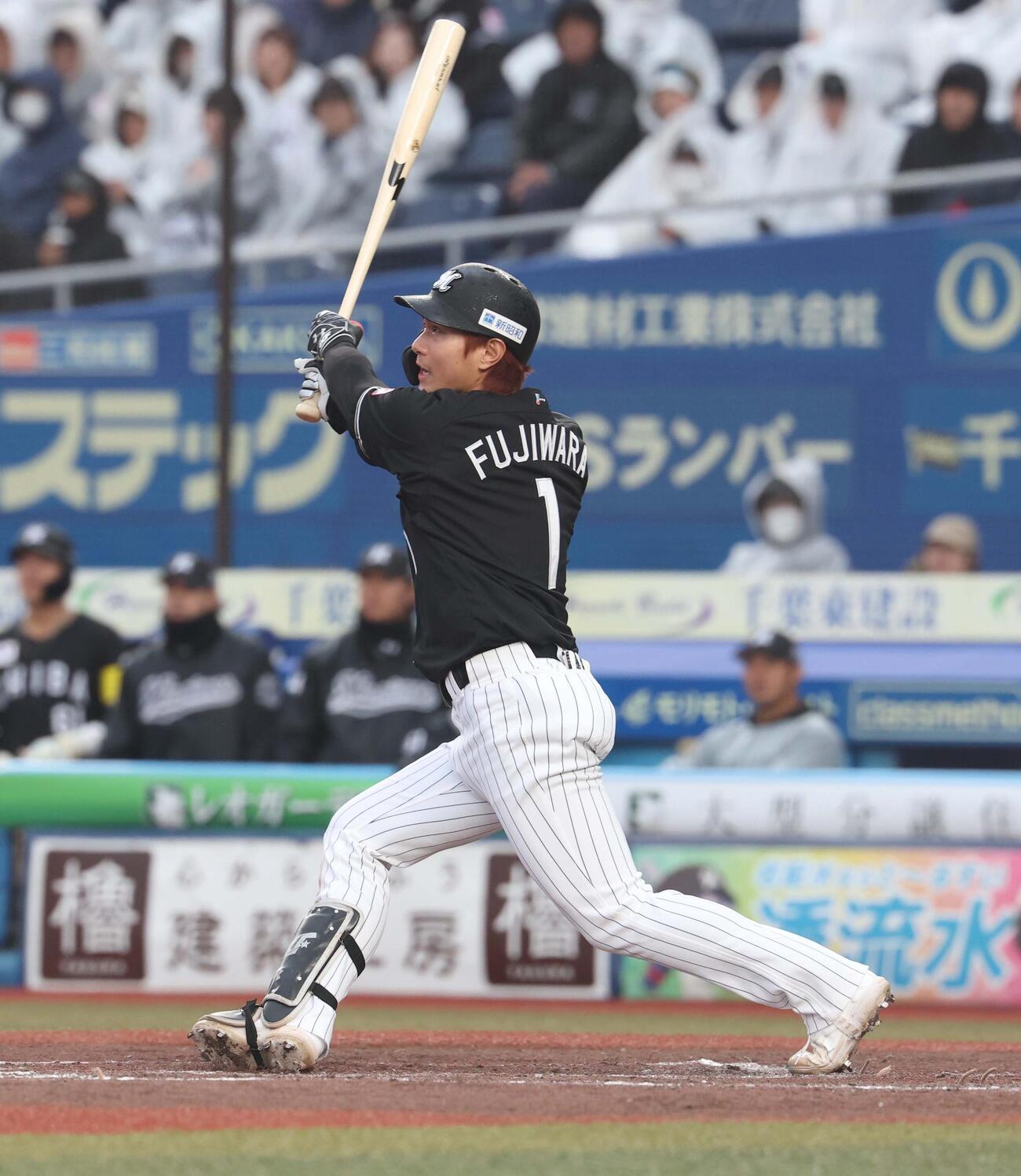 ロッテ対ソフトバンク　5回裏ロッテ2死二塁、適時打を放つ藤原（撮影・黒川智章）