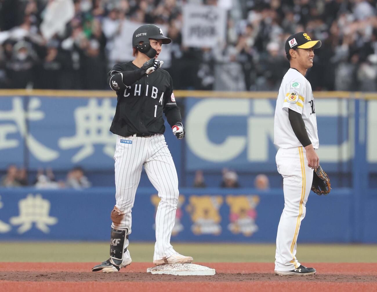 ロッテ対ソフトバンク　5回裏ロッテ2死二塁、適時打を放つ藤原（撮影・黒川智章）