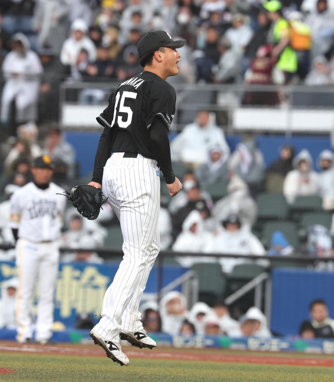 ロッテ対ソフトバンク　6回表、打者を3人で抑える田中（撮影・黒川智章）
