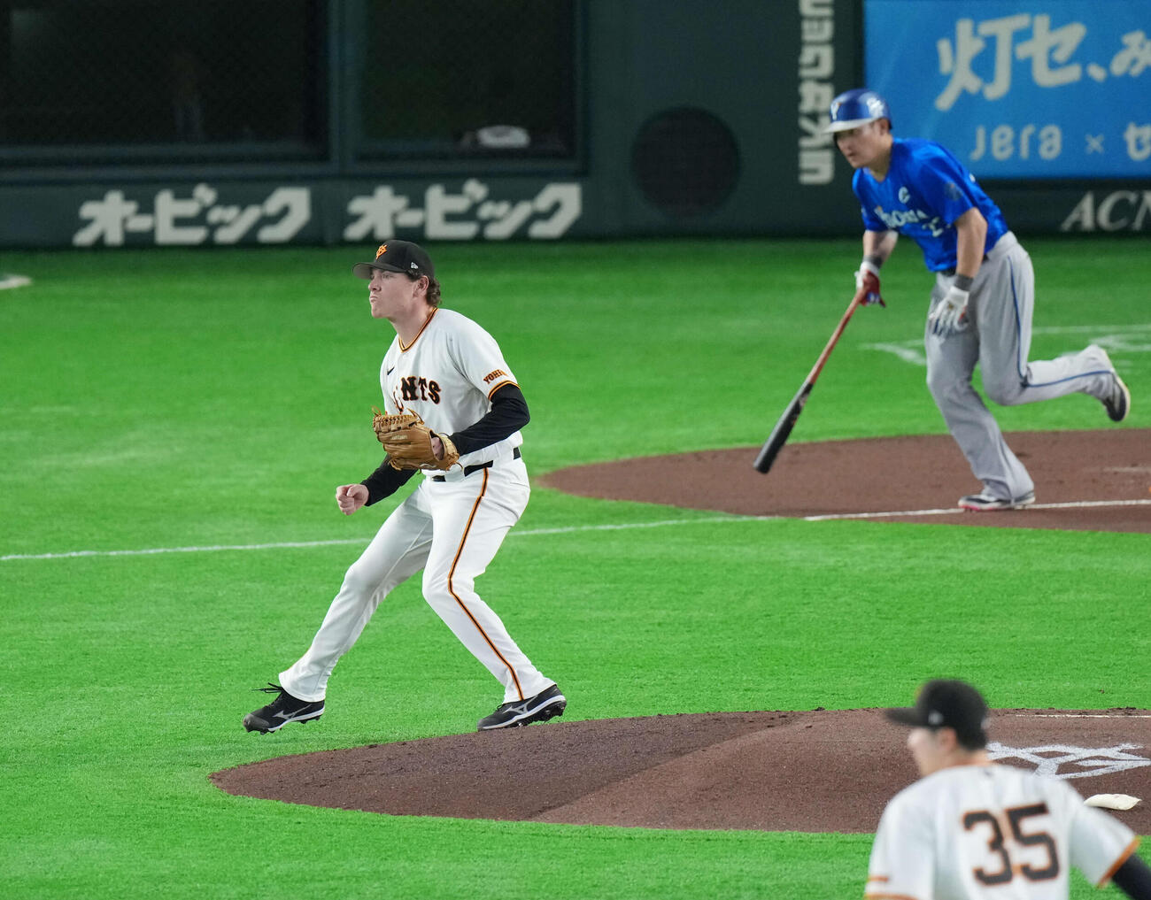 巨人対DeNA 1回表DeNA1死一塁、筒香に安打を浴びるハワード（撮影・増田悦実）