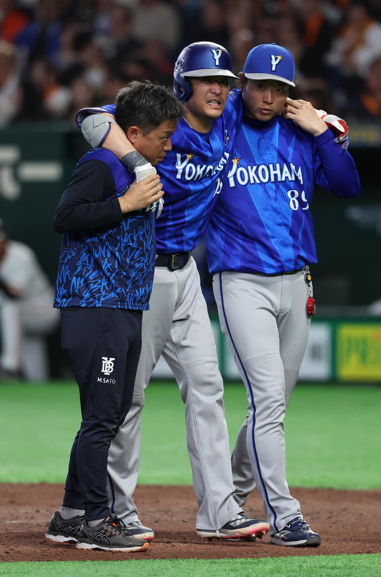 巨人対DeNA 7回表DeNA1死一塁、死球を受けベンチに下がる筒香（撮影・水谷安孝）