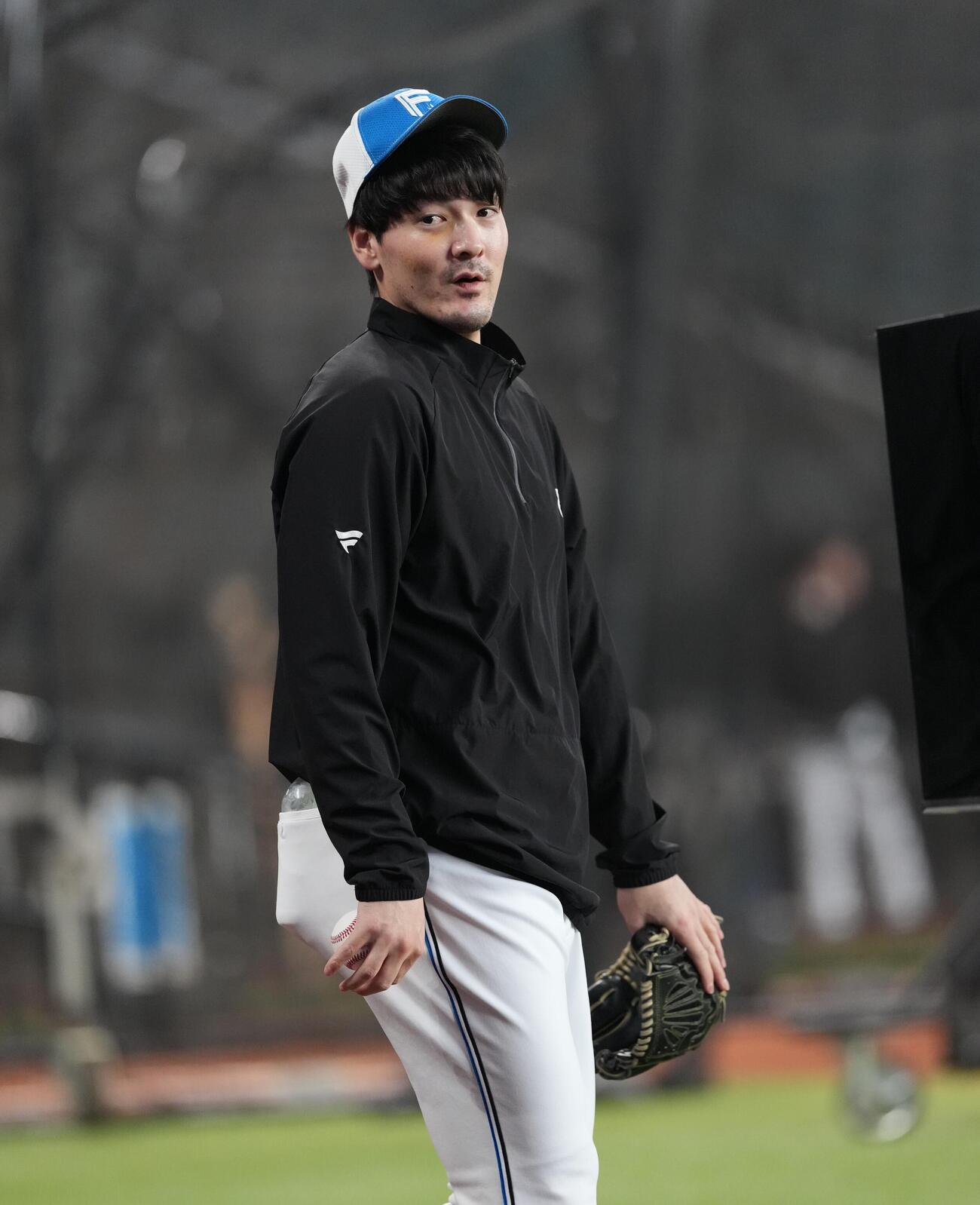 日本ハム対オリックス　試合前の練習に臨む日本ハム有原（撮影・井上学）