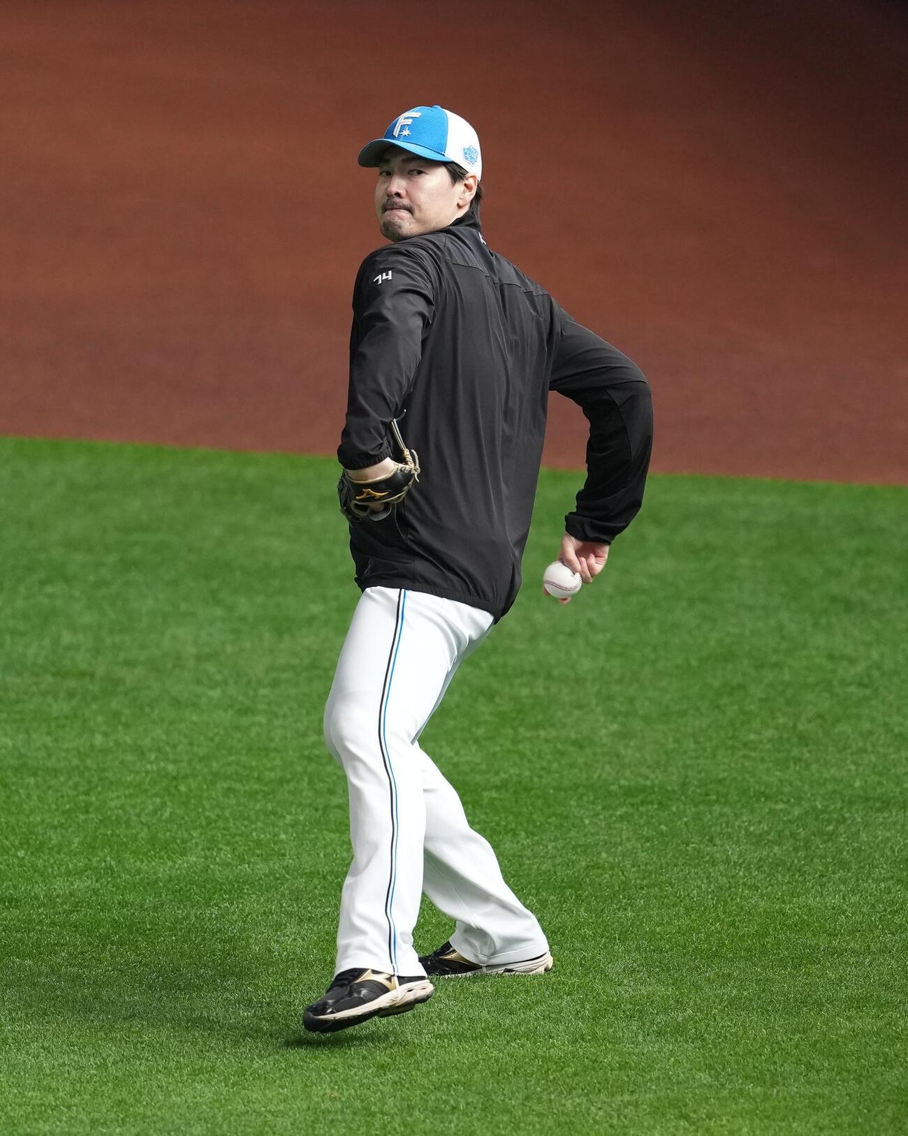日本ハム対オリックス　試合前の練習に臨む日本ハム有原（撮影・井上学）