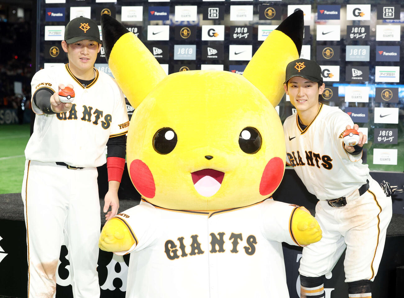 巨人対DeNA　ヒーローインタビュー後、モンスターボールを手にピカチュウと記念撮影する巨人増田陸（左）と浦田（撮影・浅見桂子）