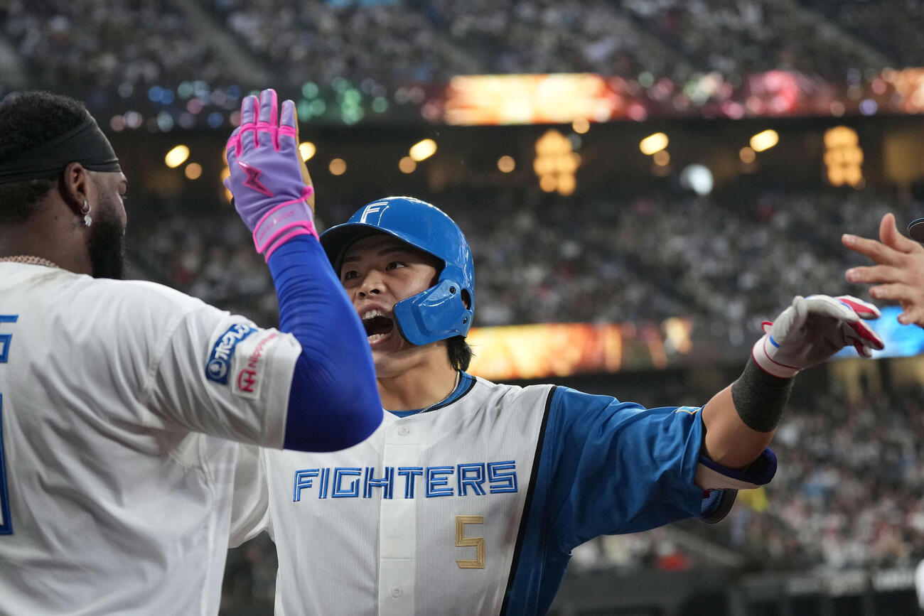 日本ハム対オリックス　7回裏日本ハム2死一、二塁、3点本塁打を放ち生還する野村（撮影・井上学）