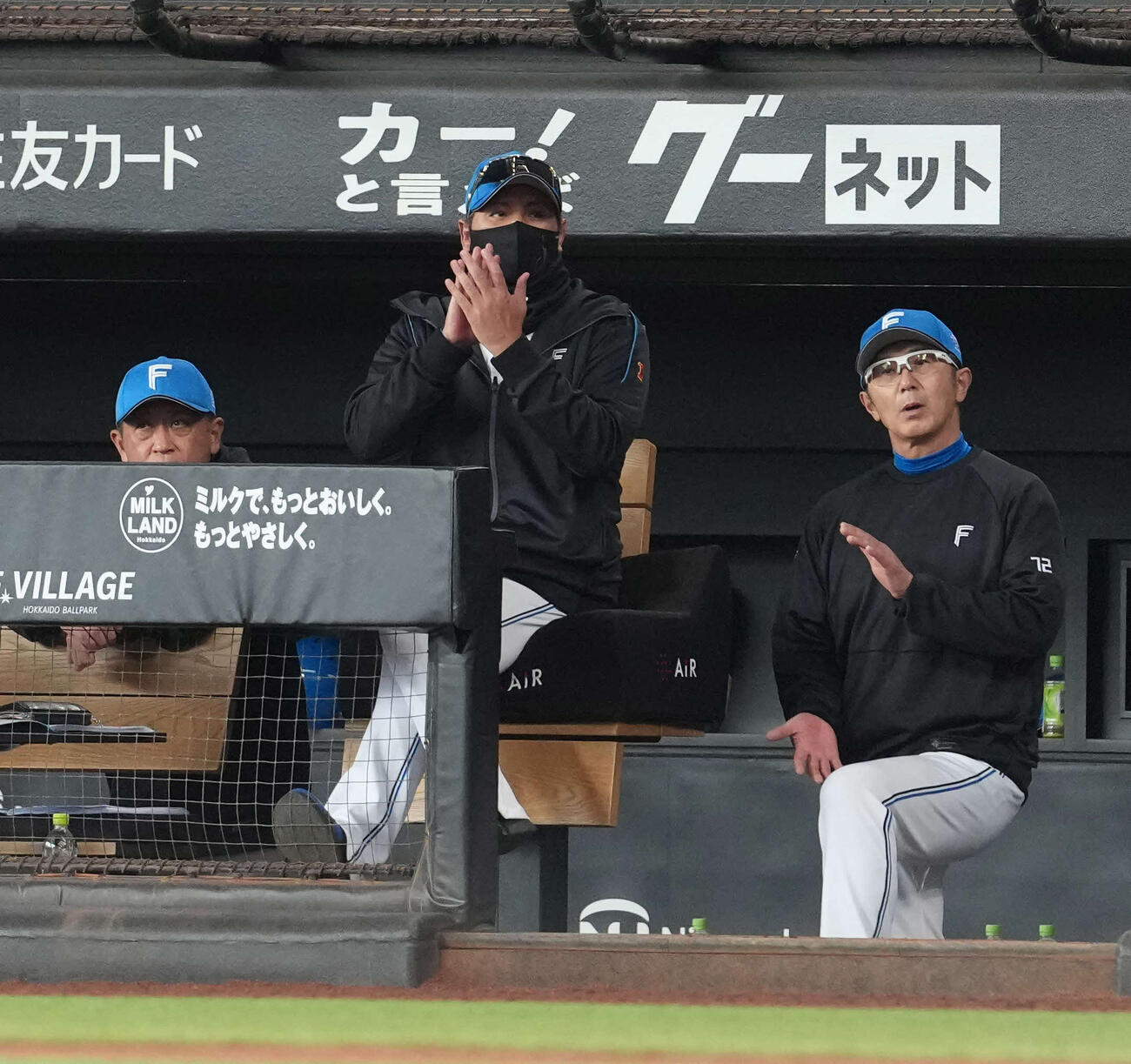 日本ハム対オリックス　戦況をを見つめる新庄監督（左から2人目）（撮影・井上学）