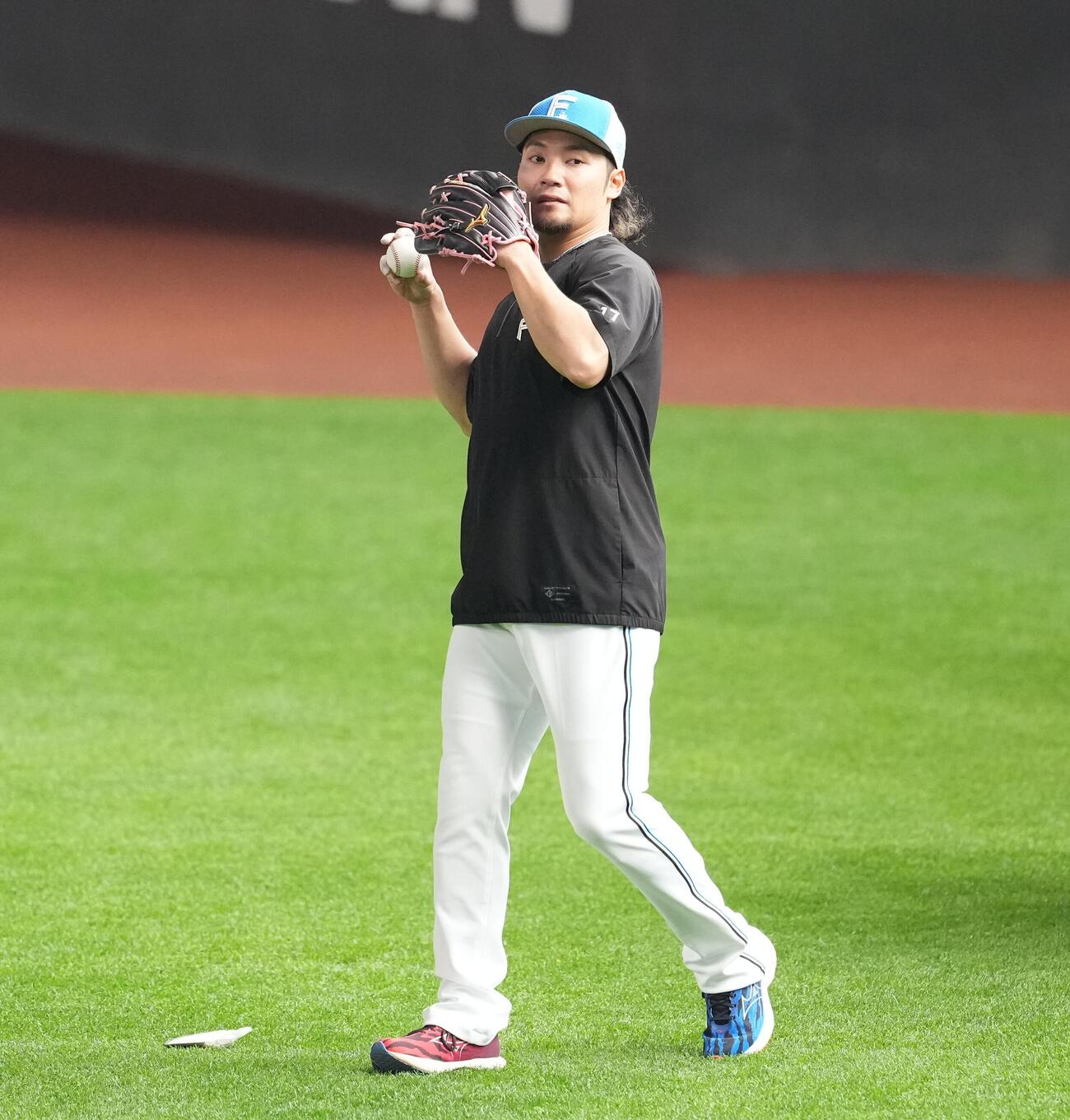 日本ハム対オリックス　試合前の練習に臨む日本ハム伊藤（撮影・井上学）